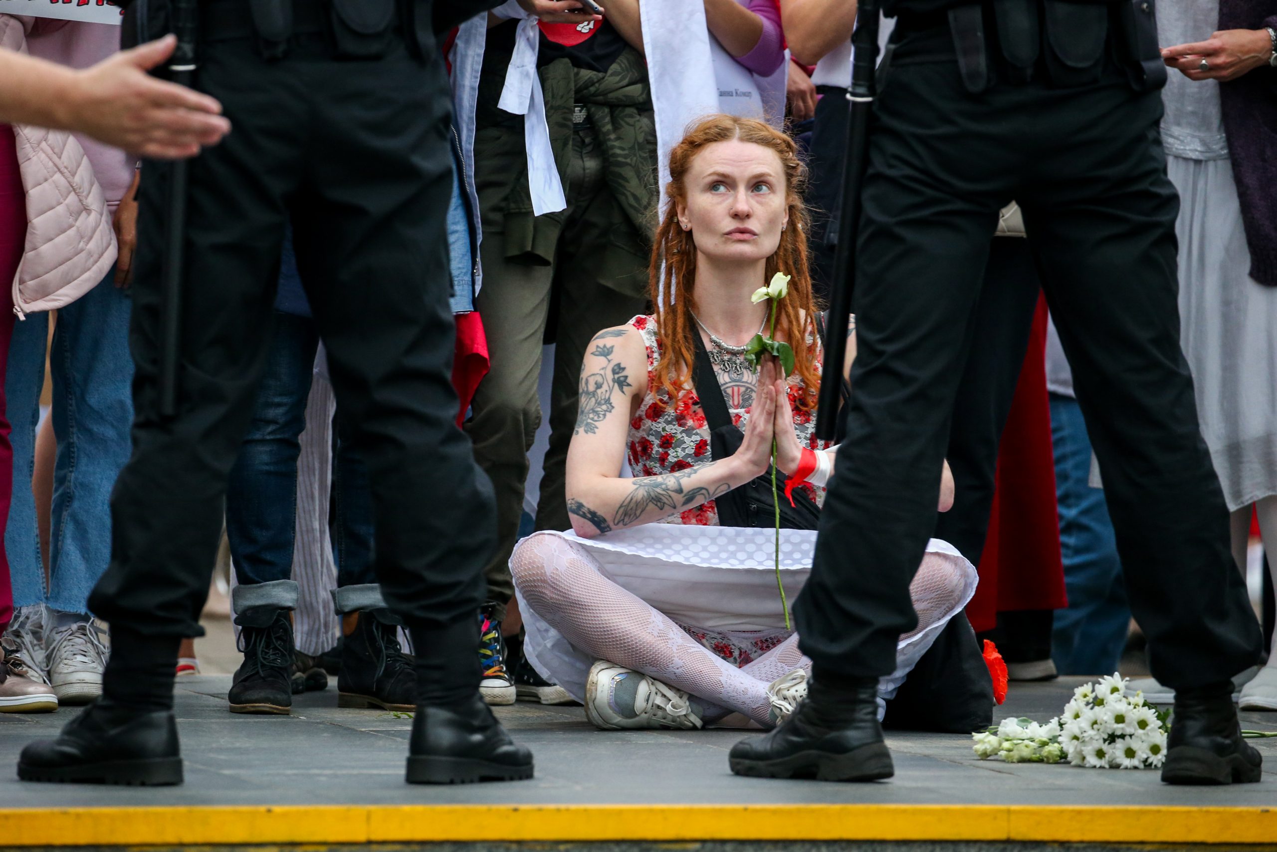 Видимо, таким жестом девушка хочет сдержать силовиков. Фото Natalia Fedosenko/TASS/Scanpix/Leta