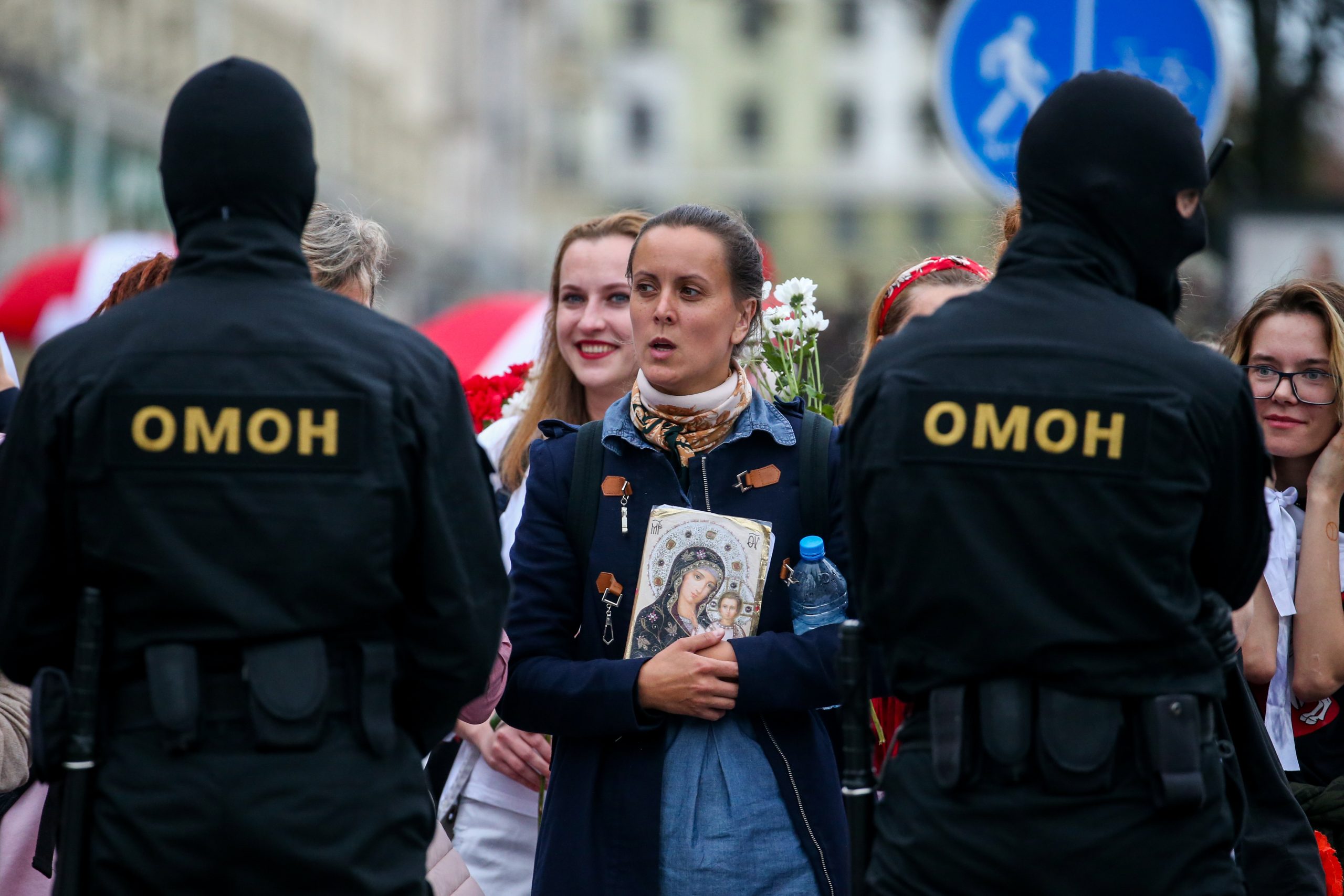Некоторые женщины вышли на улицы с иконами. Фото Natalia Fedosenko/TASS/Scanpix/Leta