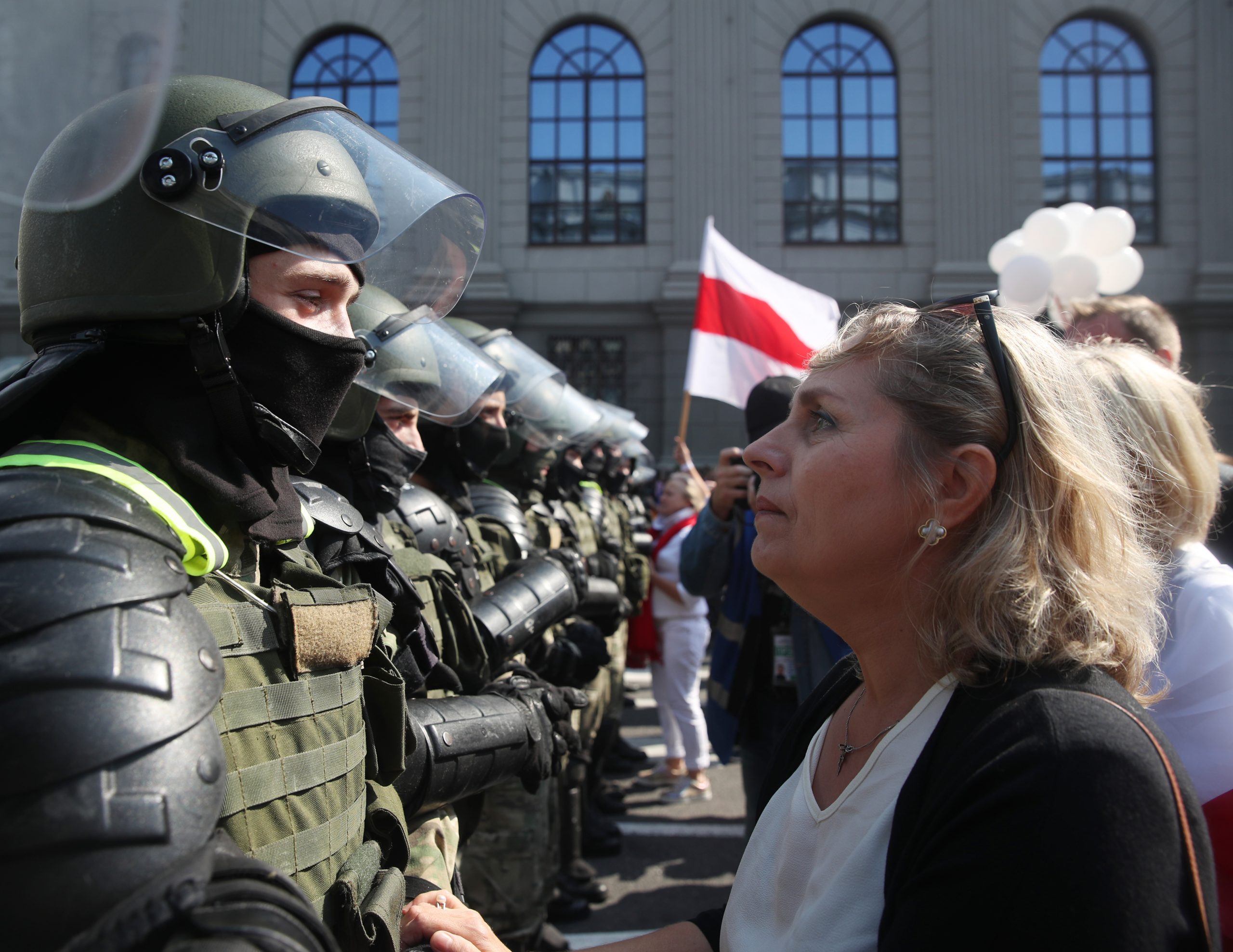 Протестующие пытались вступить в переговоры с силовиками и убедить их пропустить участников марша. Фото Natalia Fedosenko/TASS/Scanpix/Leta