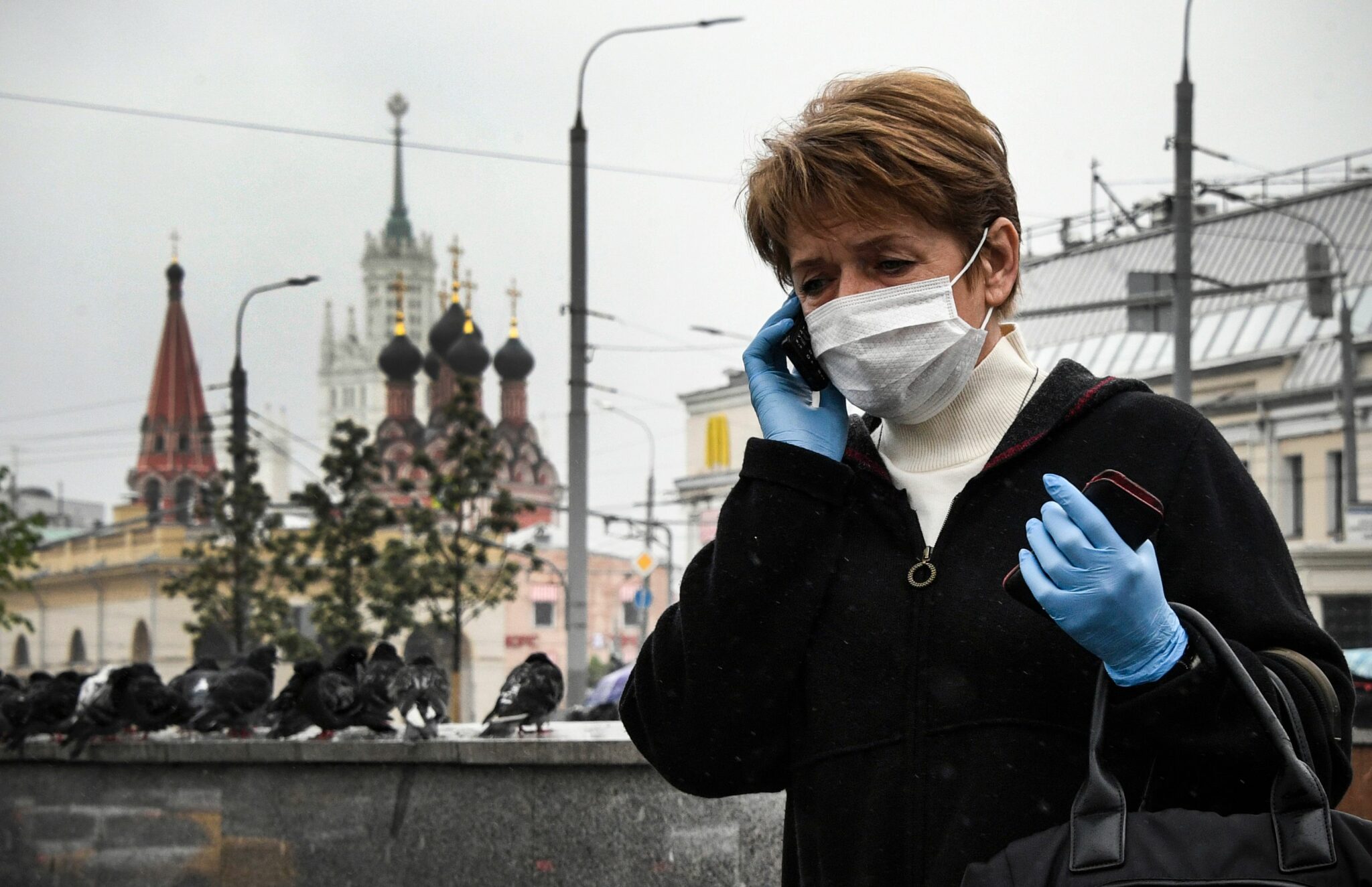Прохожая в Москве. Фото  Alexander NEMENOV /AFP/Scanpix/Leta
