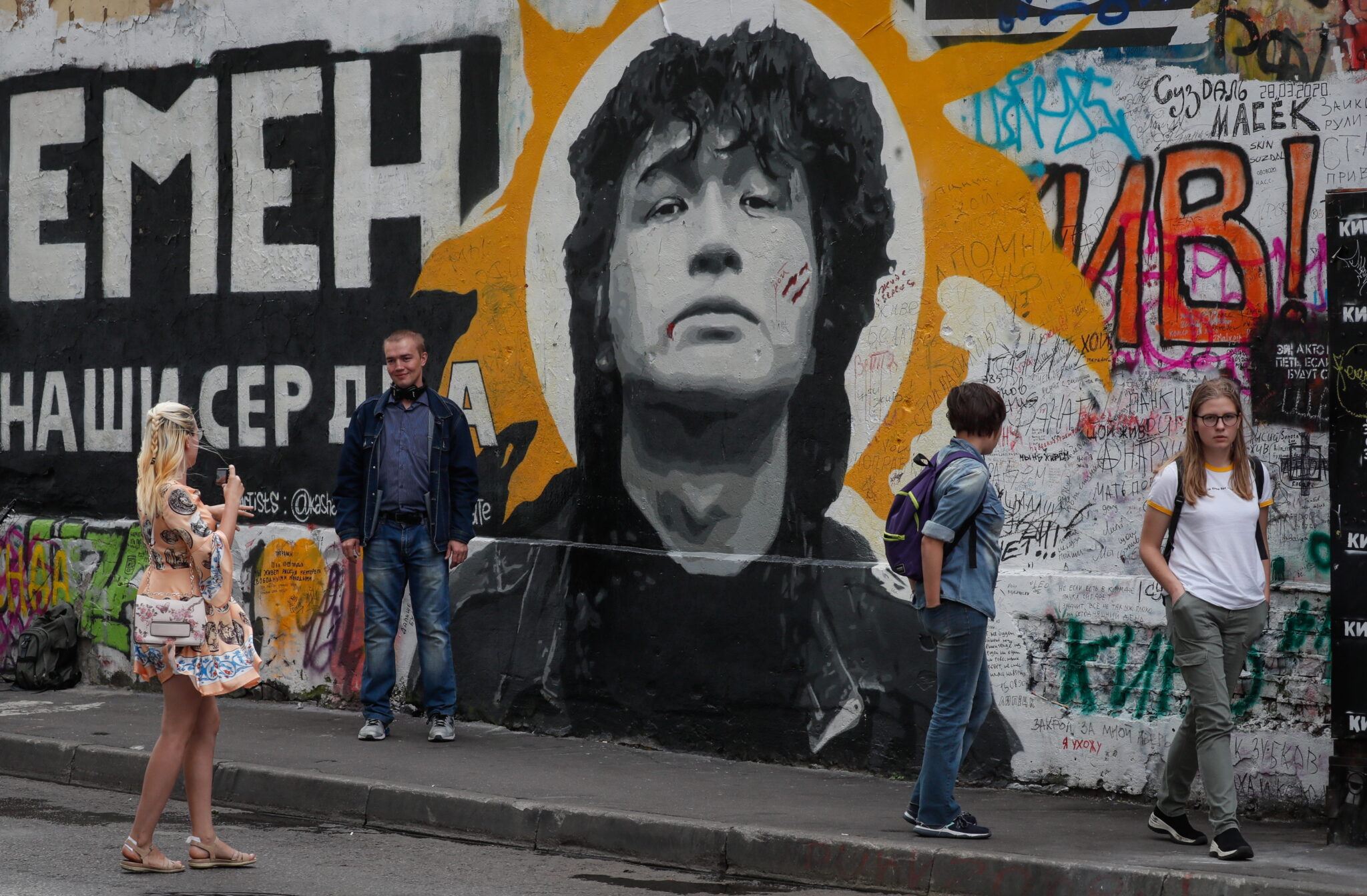 Граффити с изображением Виктора Цоя в Москве. Фото YURI KOCHETKOV / TASS / Scanpix / Leta