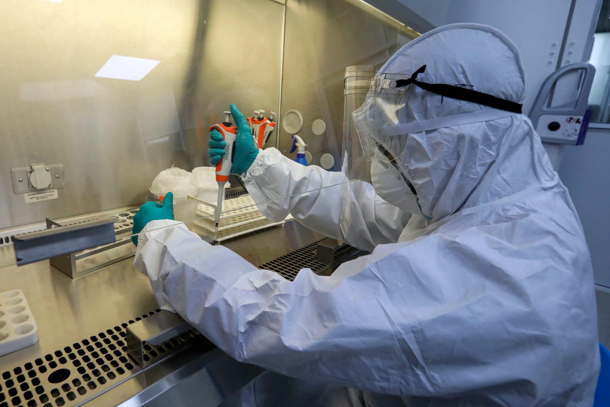 Исследование коронавируса в лаборатории. Фото EPA/CHAMILAKARUNARATHNE/Scanpix/LETA