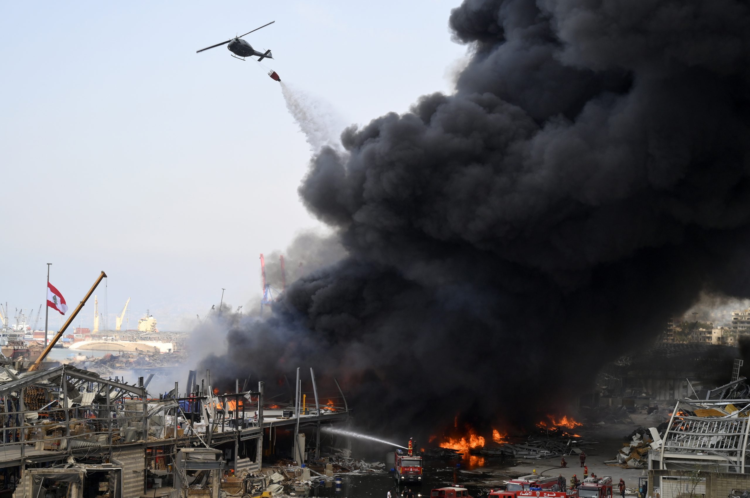 Пожарным пришлось вызывать на помощь военные вертолеты. Фото EPA/WAEL HAMZEH/Scanpix/Leta 