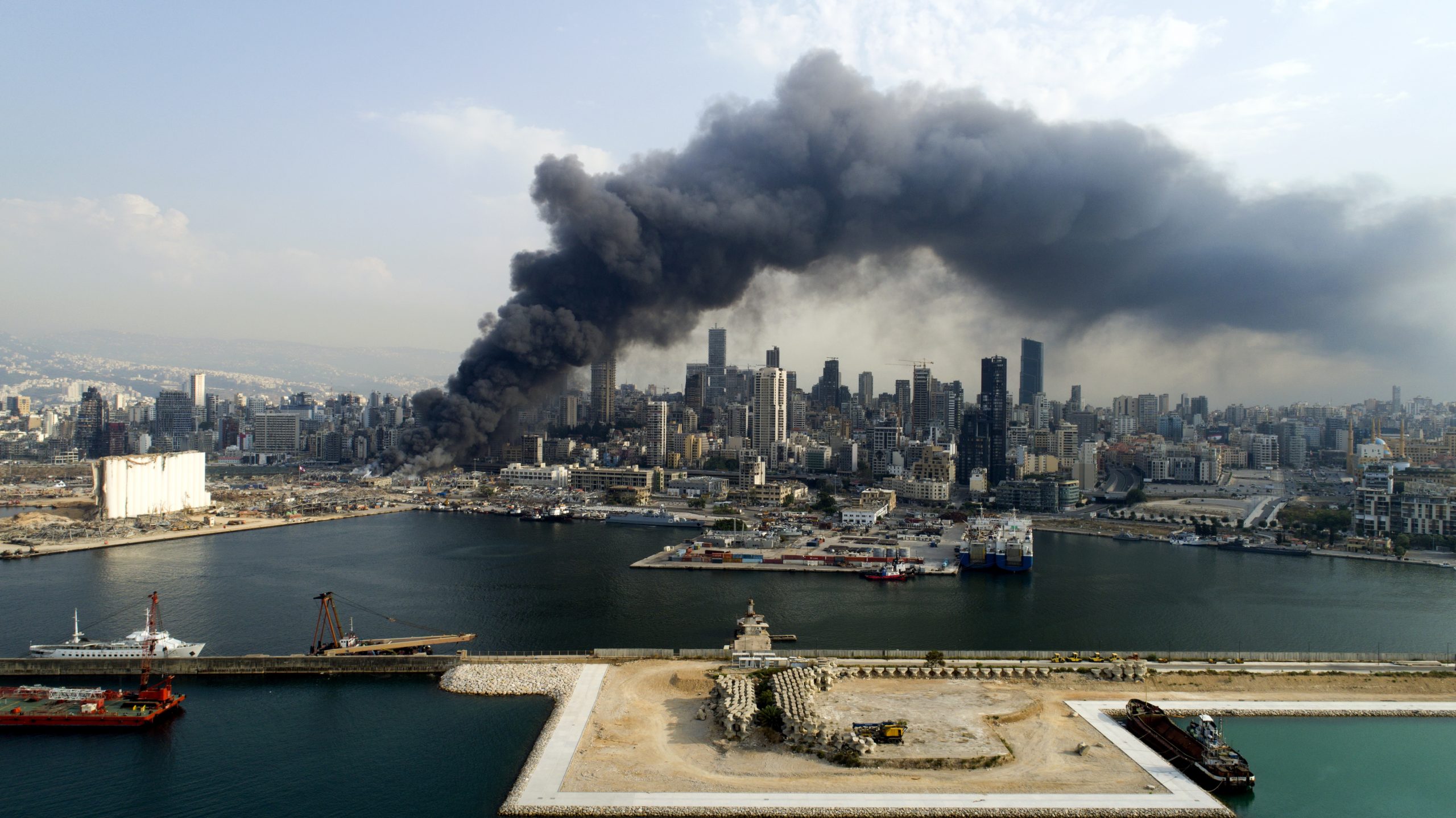 Вид на пожар в порту Бейрута. Фото EPA/WAEL HAMZEH/Scanpix/Leta