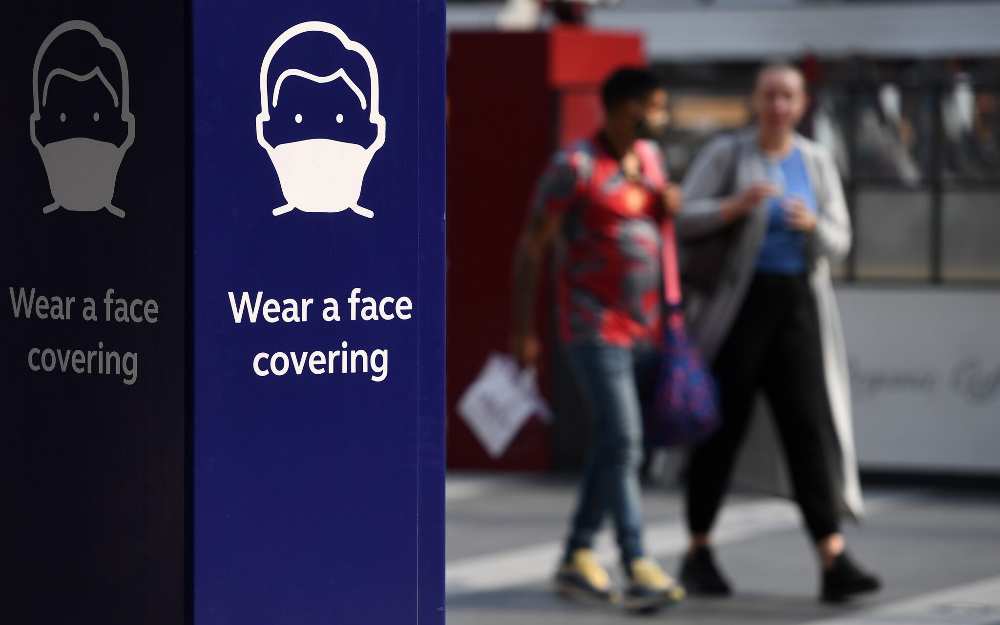 Объявление о необходимости носить защитные маски. Фото EPA/ANDY RAIN/Scanpix/Leta 