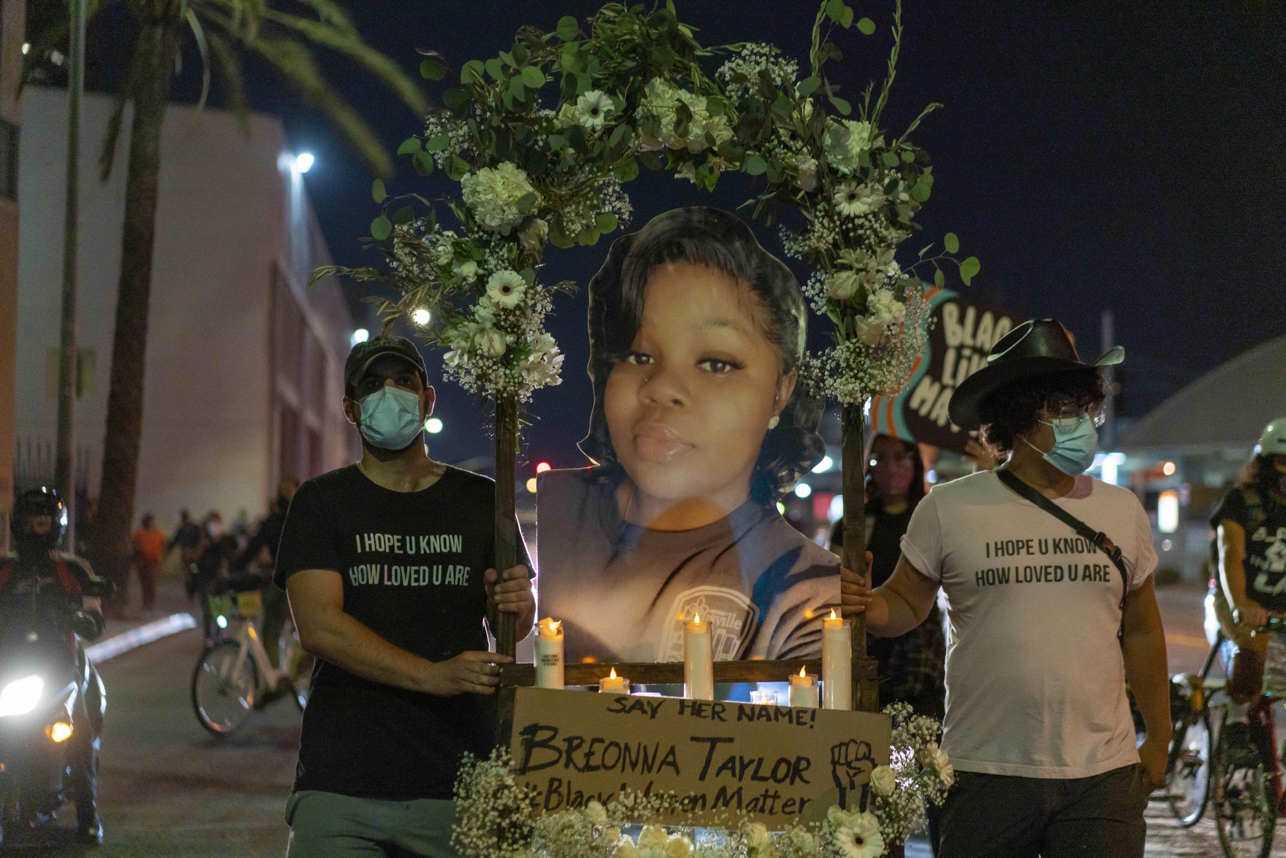 Протестующие в Лос-Анджелесе с портретом Бреонны Тейлор. Фото EPA/Kyle Grillot/Scanpix/Leta