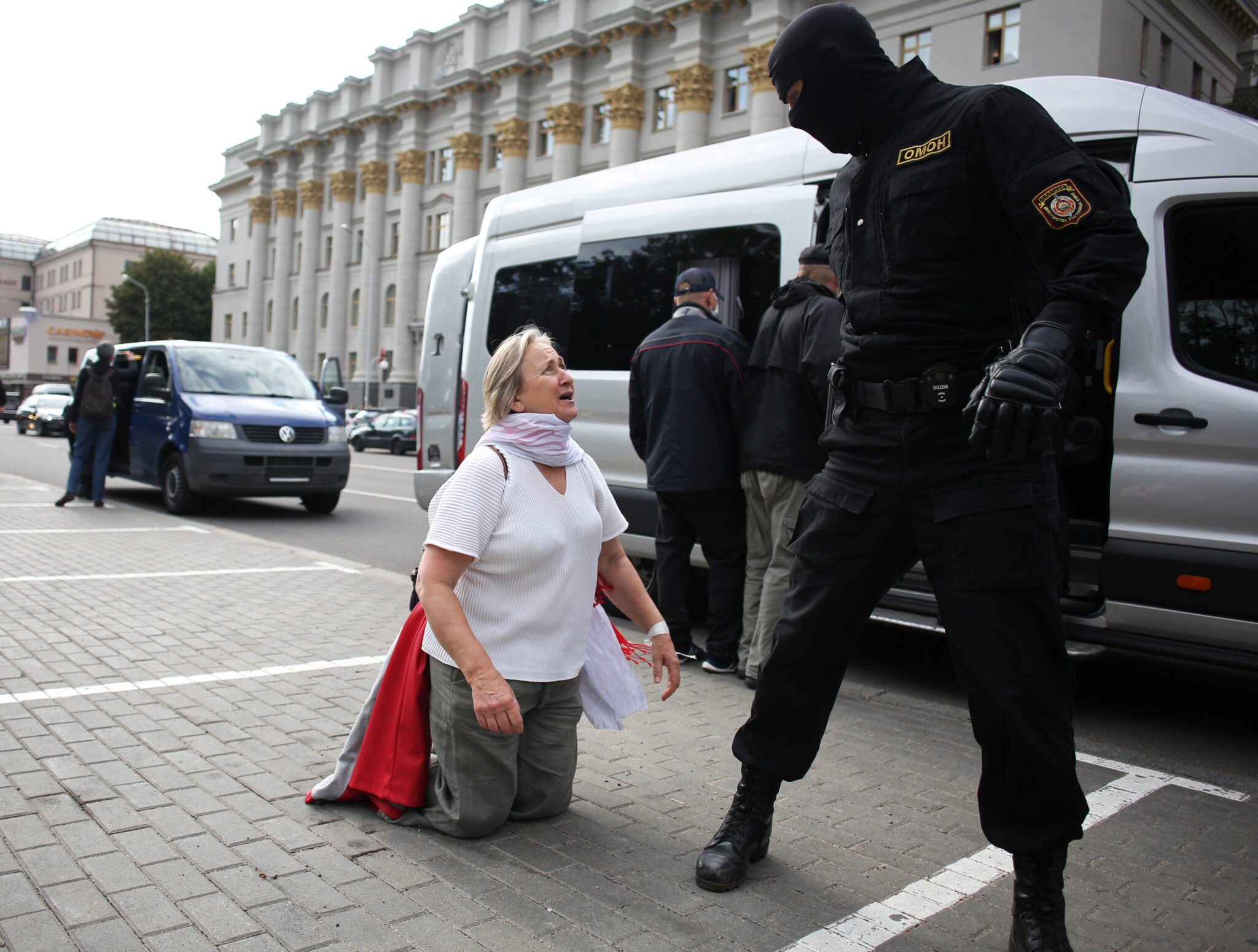 Участница акции протеста в Минске на коленях перед силовиками. Фото Tut.By via REUTERS/Scanpix/Leta