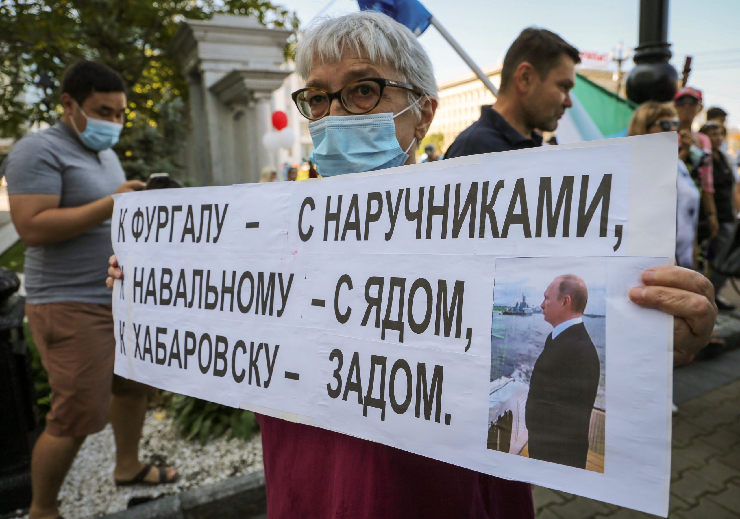 Некоторые пришли с плакатами в поддержку Навального. Фото   REUTERS/Evgenii Pereverzev/Scanpix/Leta