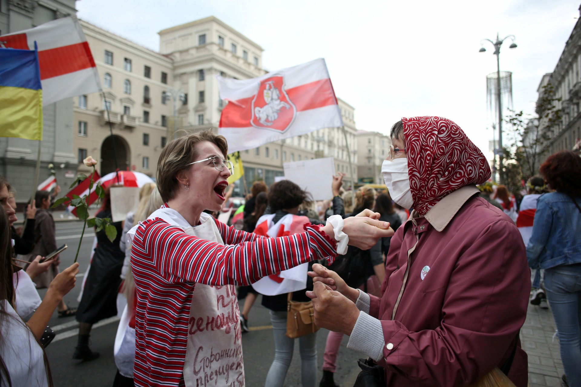 На марше была замечена по меньшей мере одна сторонница Лукашенко, которая показывала всем фиги. Фото Tut.By/Handout via REUTERS/Scanpix/Leta 