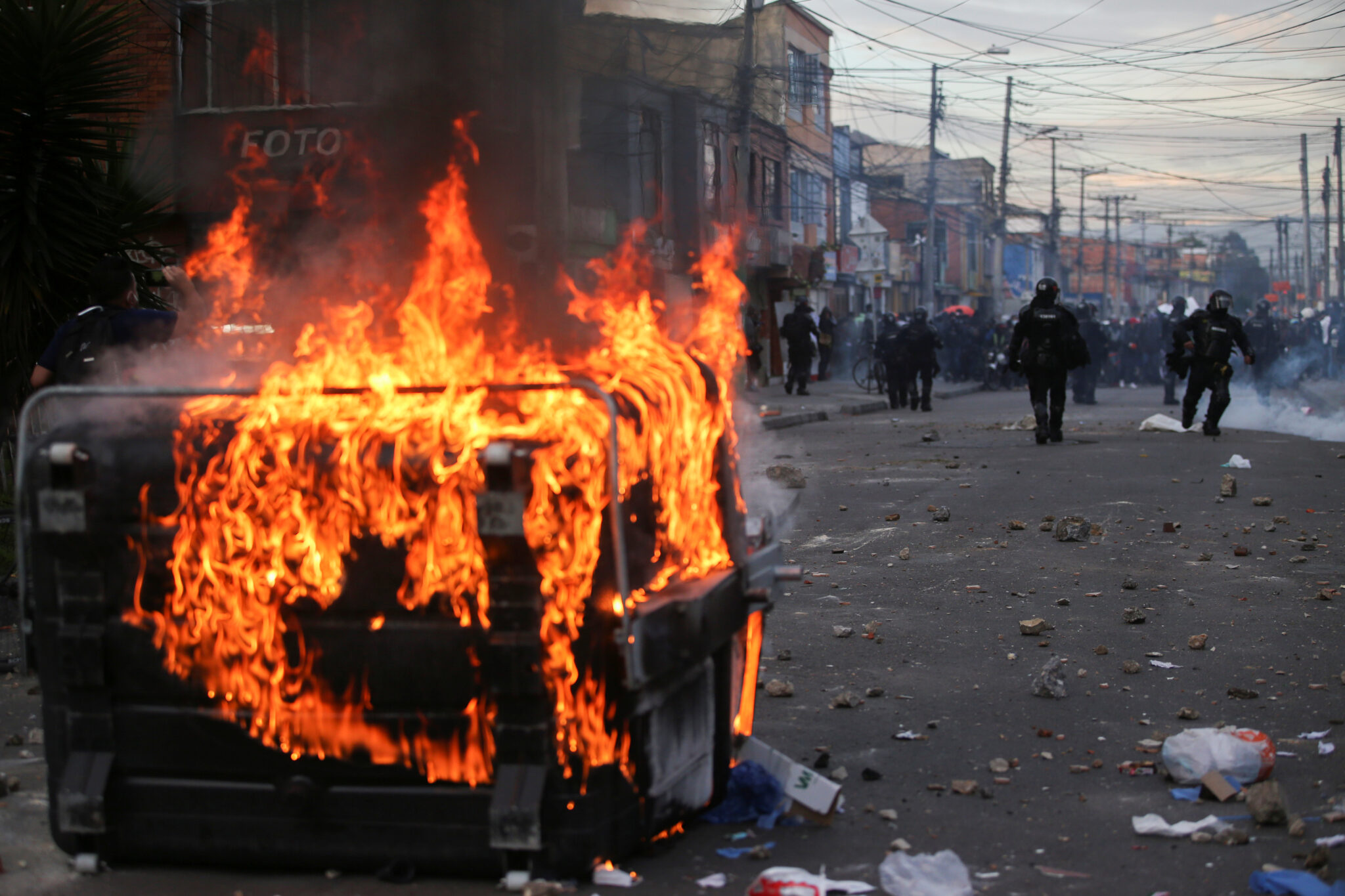 Горящий контейнер на акции протеста в Боготе. Фото REUTERS/Luisa Gonzalez/Scanpix/Leta