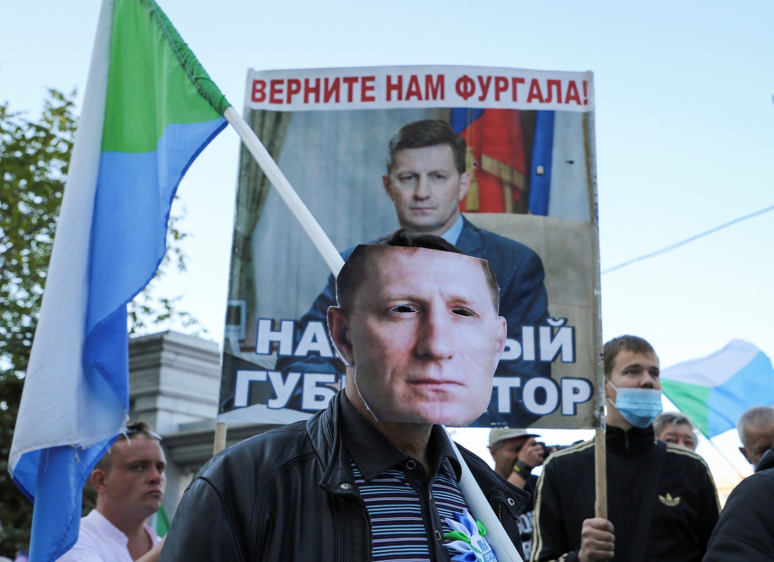Участник акции в поддержку Фургала в маске с его изображением. Фото REUTERS/Evgenii Pereverzev/Scanpix/Leta