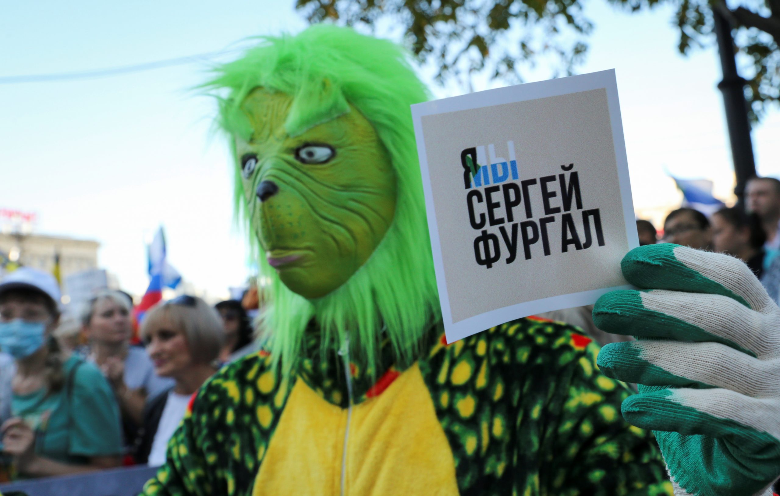 Участник акции в поддержку Фургала в Хабаровске в специальном костюме. Фото REUTERS/Evgenii Pereverzev/Scanpix/Leta