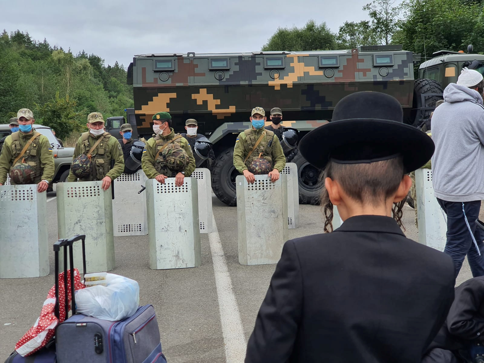 Мальчик-хасид и украинские пограничники. Фото Breslev live/Handout via REUTERS/Scanpix/Leta