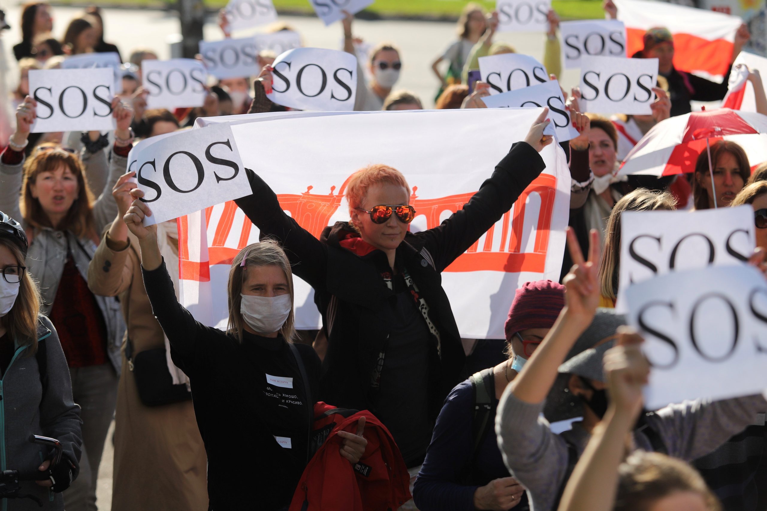 Митингующие подавали сигналы SОS. Фото REUTERS/Stringer/Scanpix/Leta