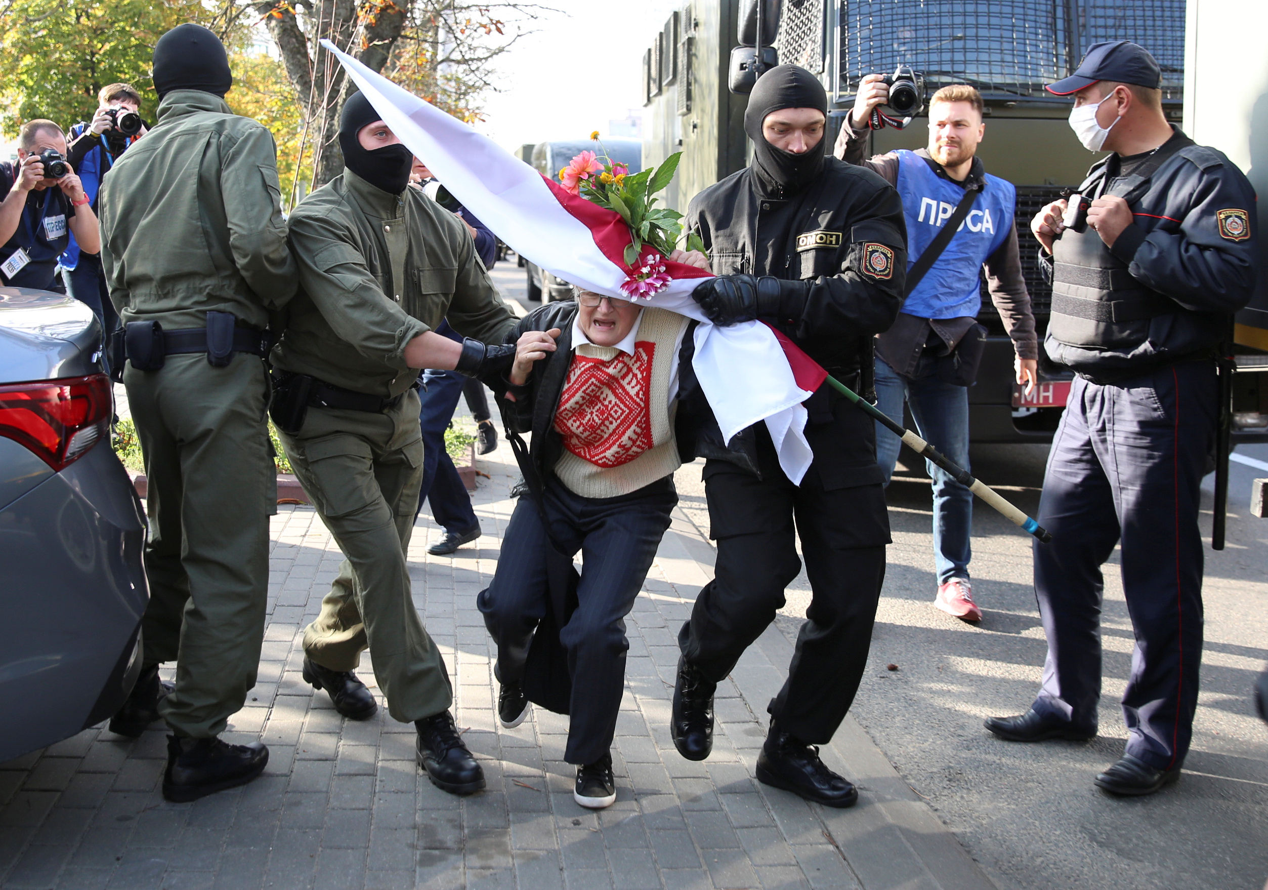 Среди задержанных оказалась известная белорусская оппозиционная активистка - 73-летняя Нина Багинская. Фото Tut.By via REUTERS/Scanpix/Leta
