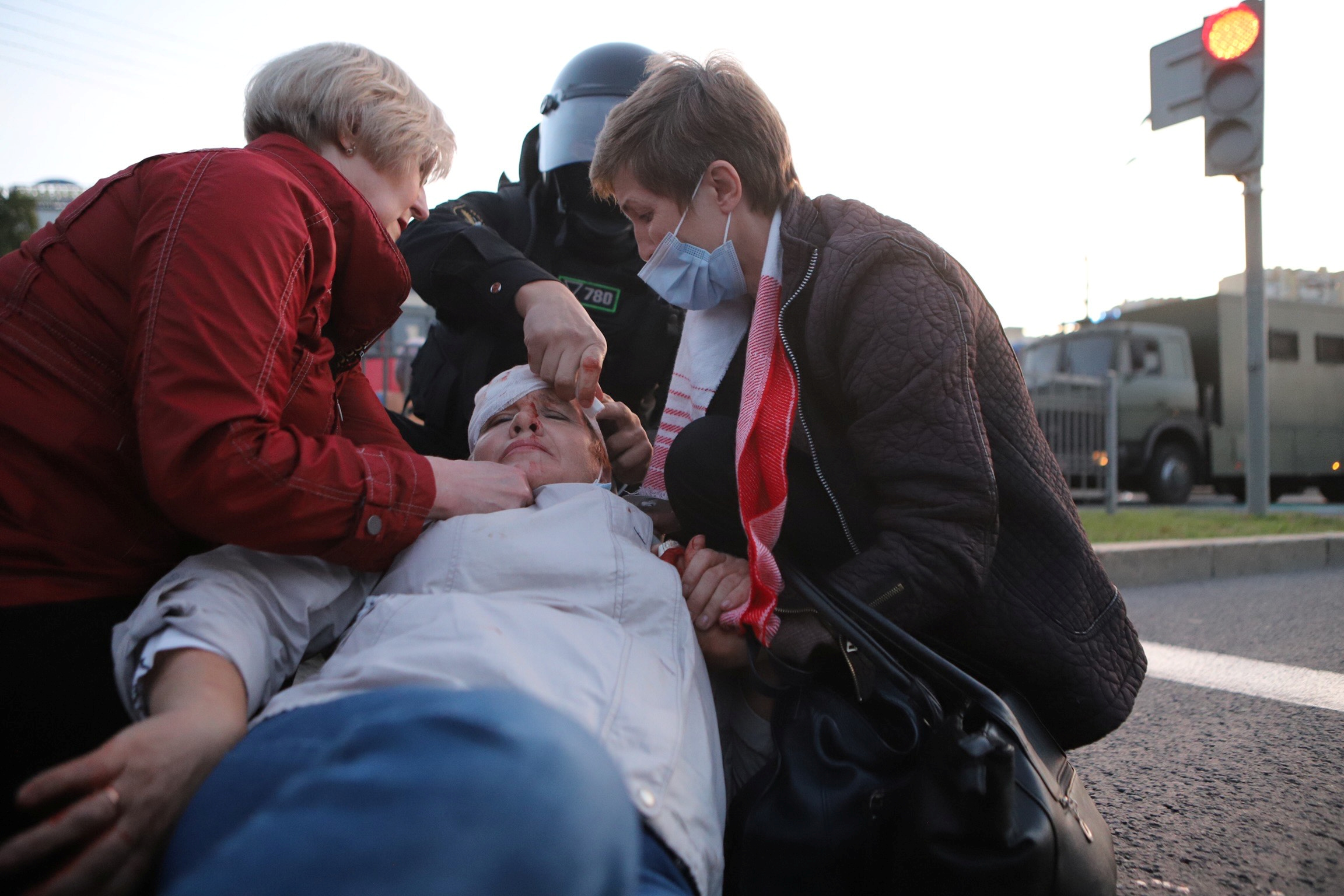 Одной из участниц акции проломили голову. Фото REUTERS/Stringer/Scanpix/Leta