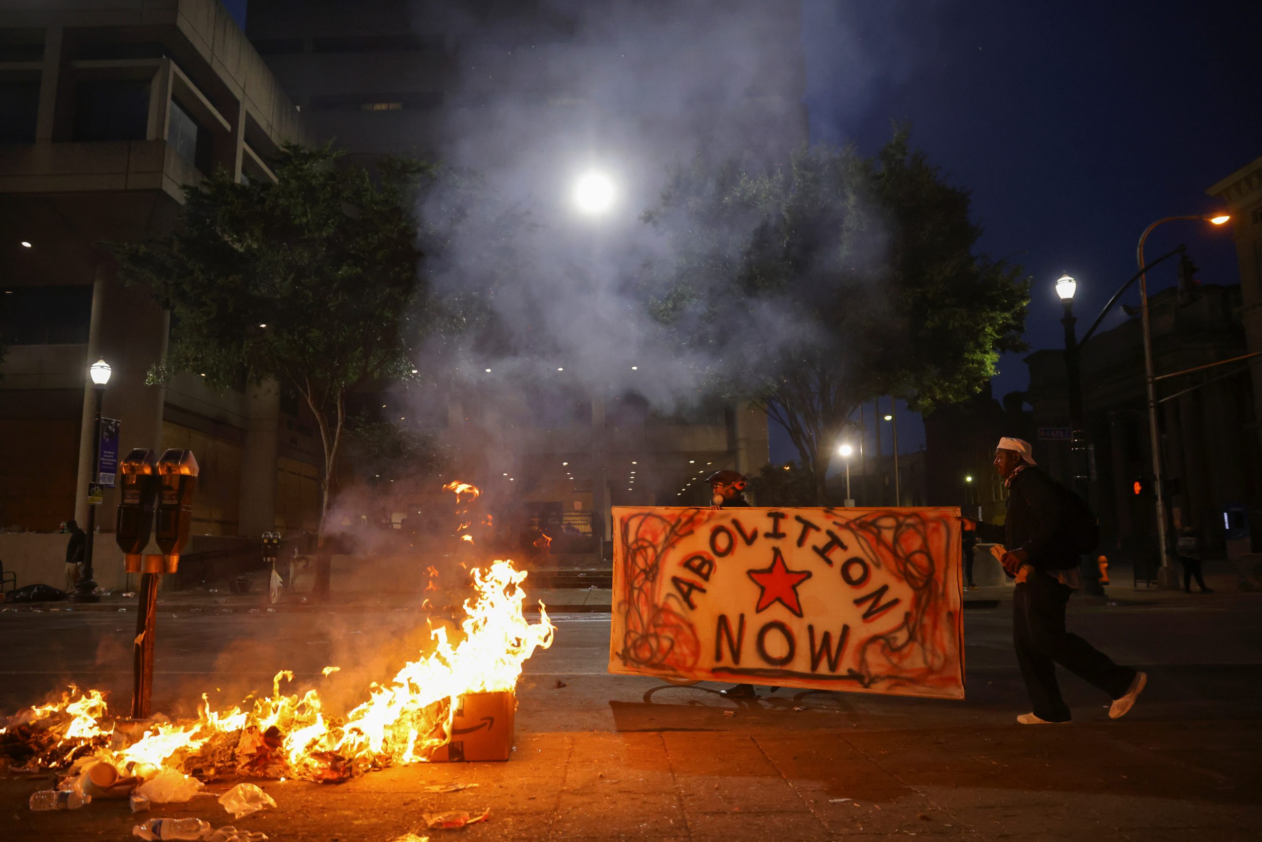 Поджоги на акции протеста в Луисвилле. Фото REUTERS/Carlos Barria/Scanpix/Leta