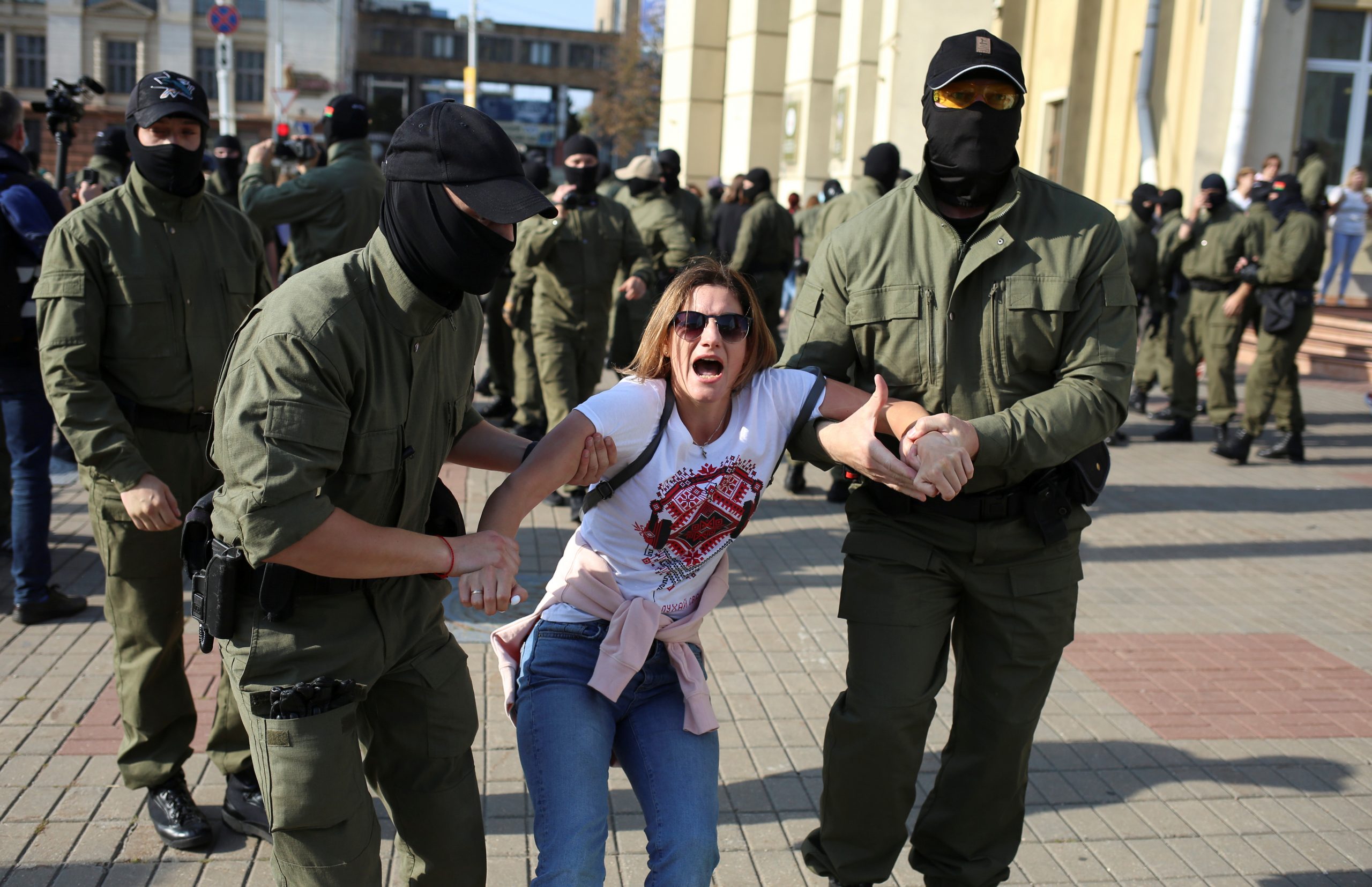 Некоторые девушки пытались сопротивляться. Фото Tut.By via REUTERS/Scanpix/Leta