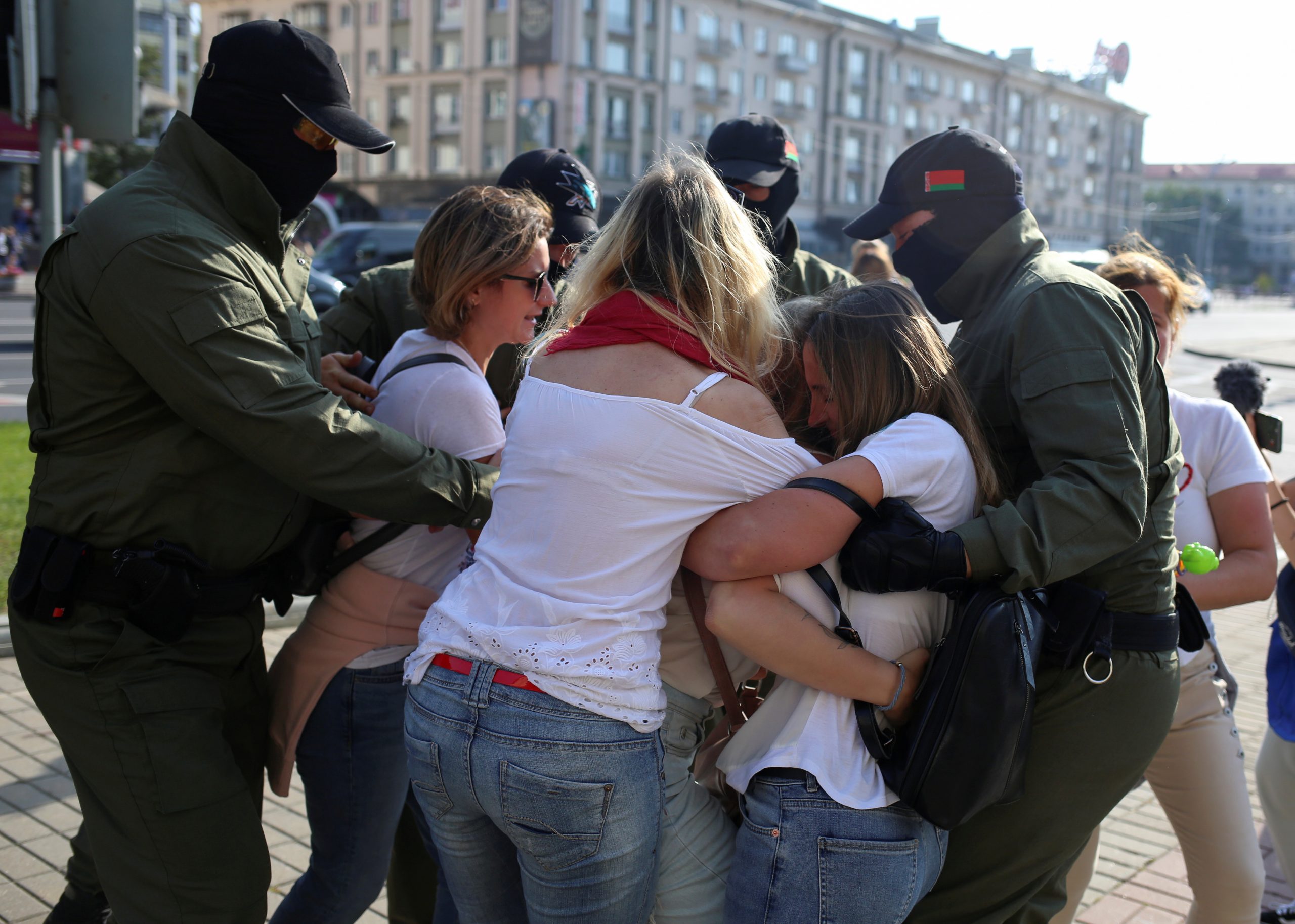 Девушки пытались держаться в сцепках, чтобы предотвратить задержания. Фото Tut.By via REUTERS/Scanpix/Leta