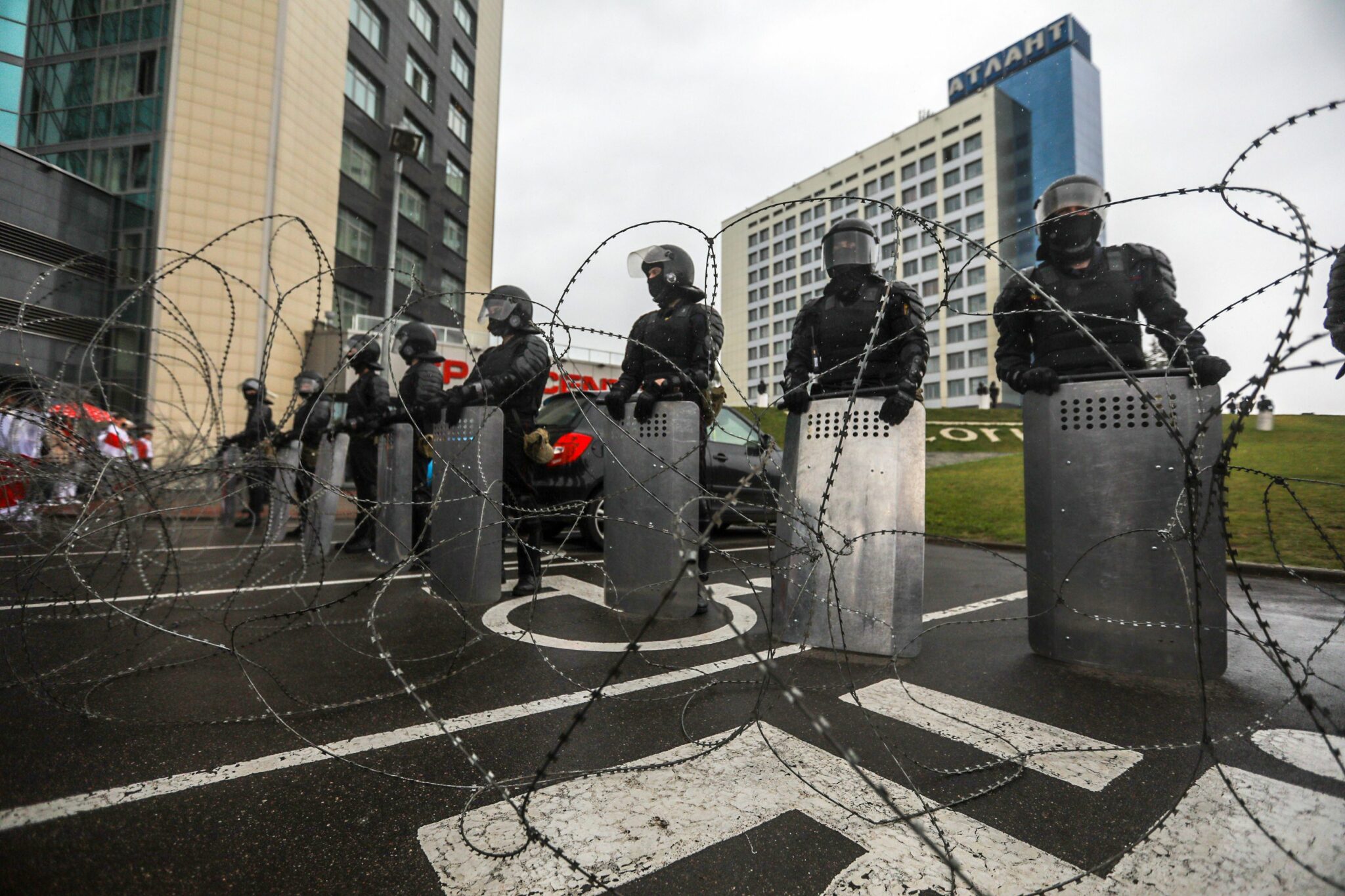 Цепь из силовиков на акции протеста в Минске. Фото TUT.BY / AFP/Scanpix/Leta 