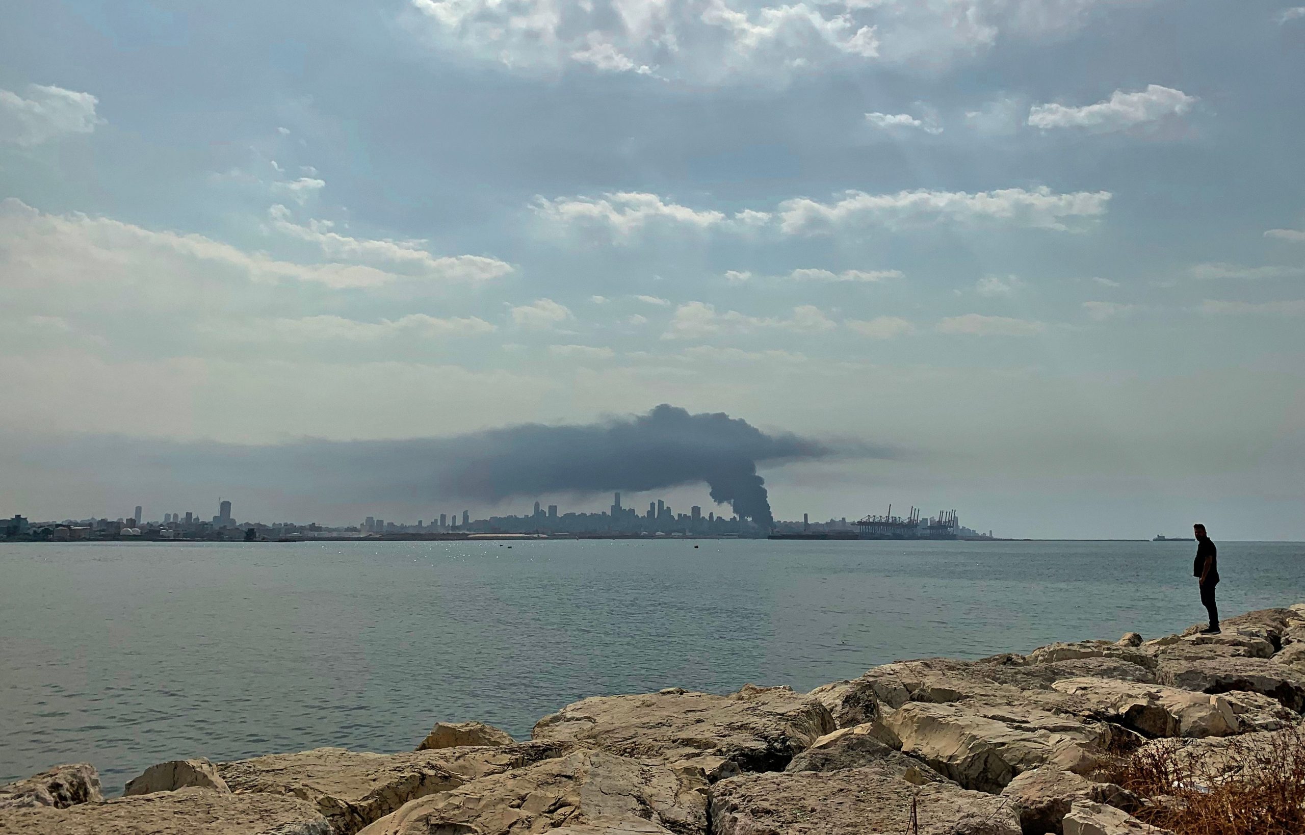 Клубы дыма видны с другого конца города. Фото Joseph EID / AFP/Scanpix/Leta
