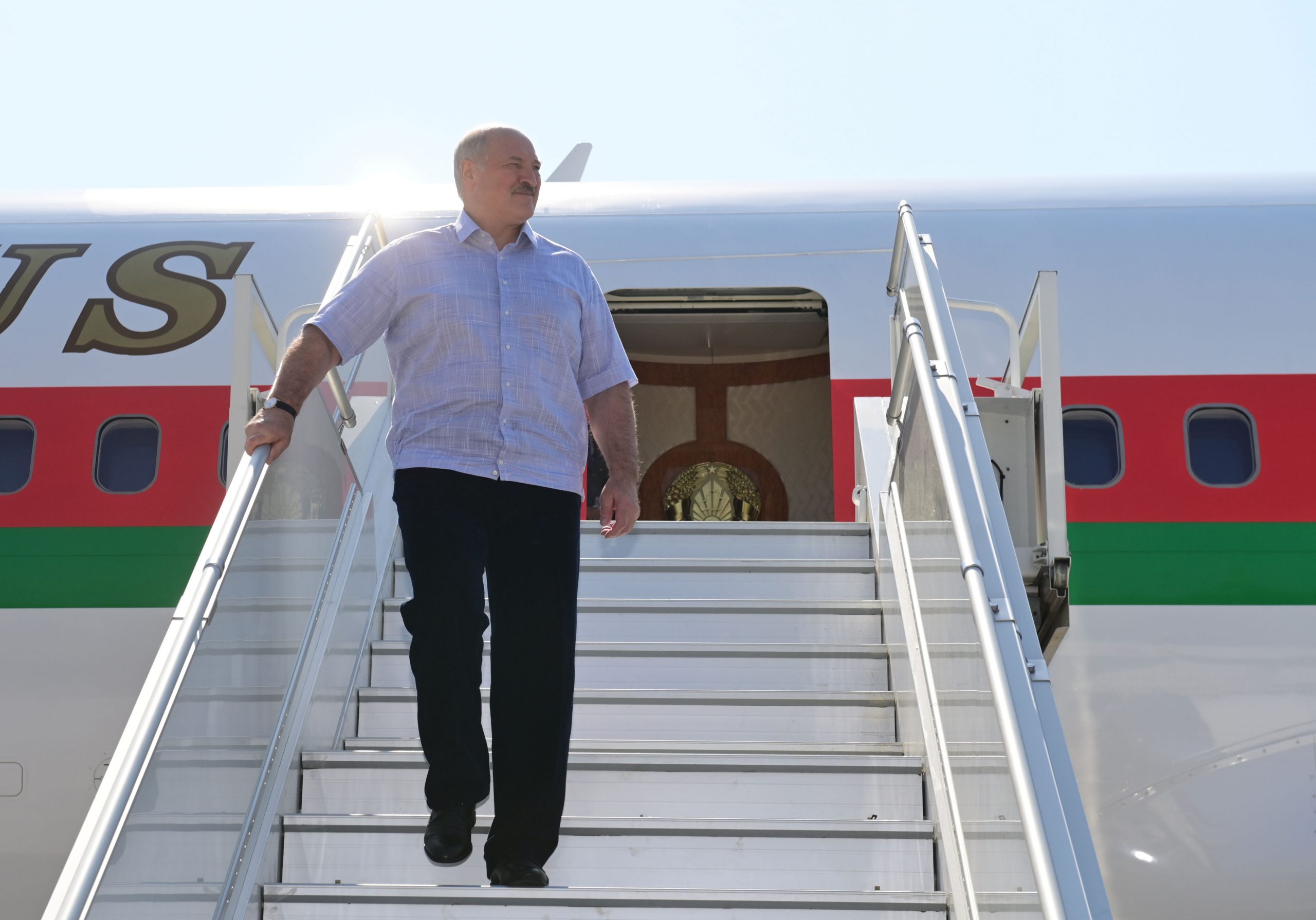 Лукашенко спускается по трапу самолета в Сочи. Фото Andrei STASEVICH / BELTA / AFP/ Scanpix/Leta