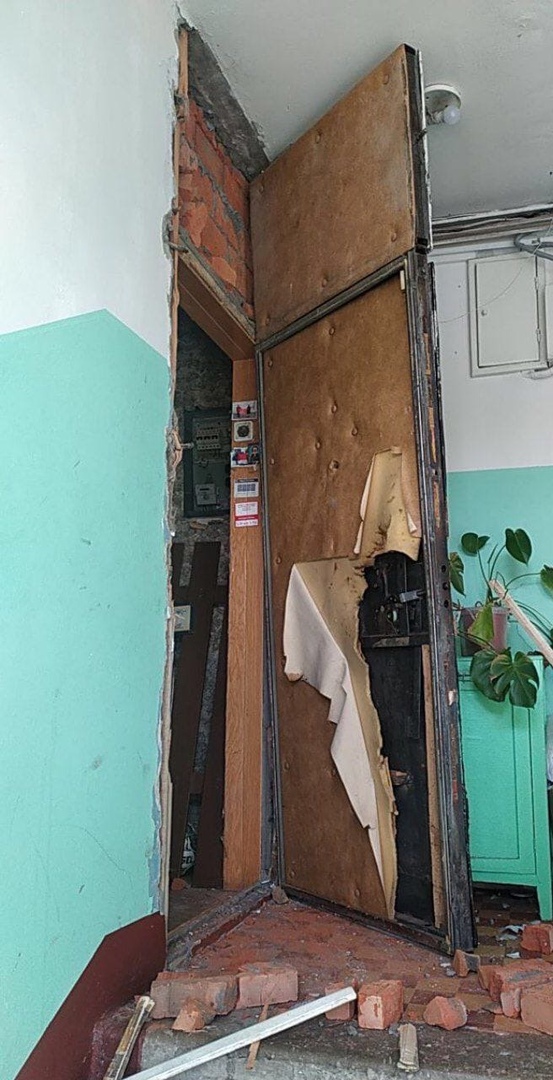 Выбитая дверь в штаб-квартире «Ассоциации народного сопротивления». Фото VK «Ассоциации народного сопротивления»