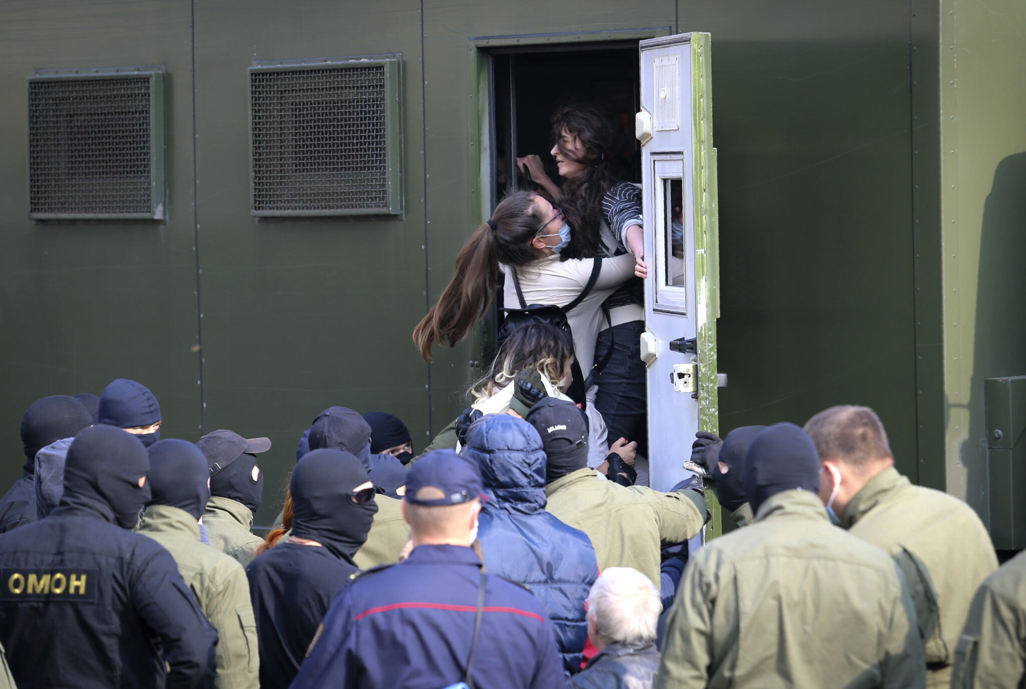Девушку заталкивают в автозак. Фото Tut.by via AP/Scanpix/Leta