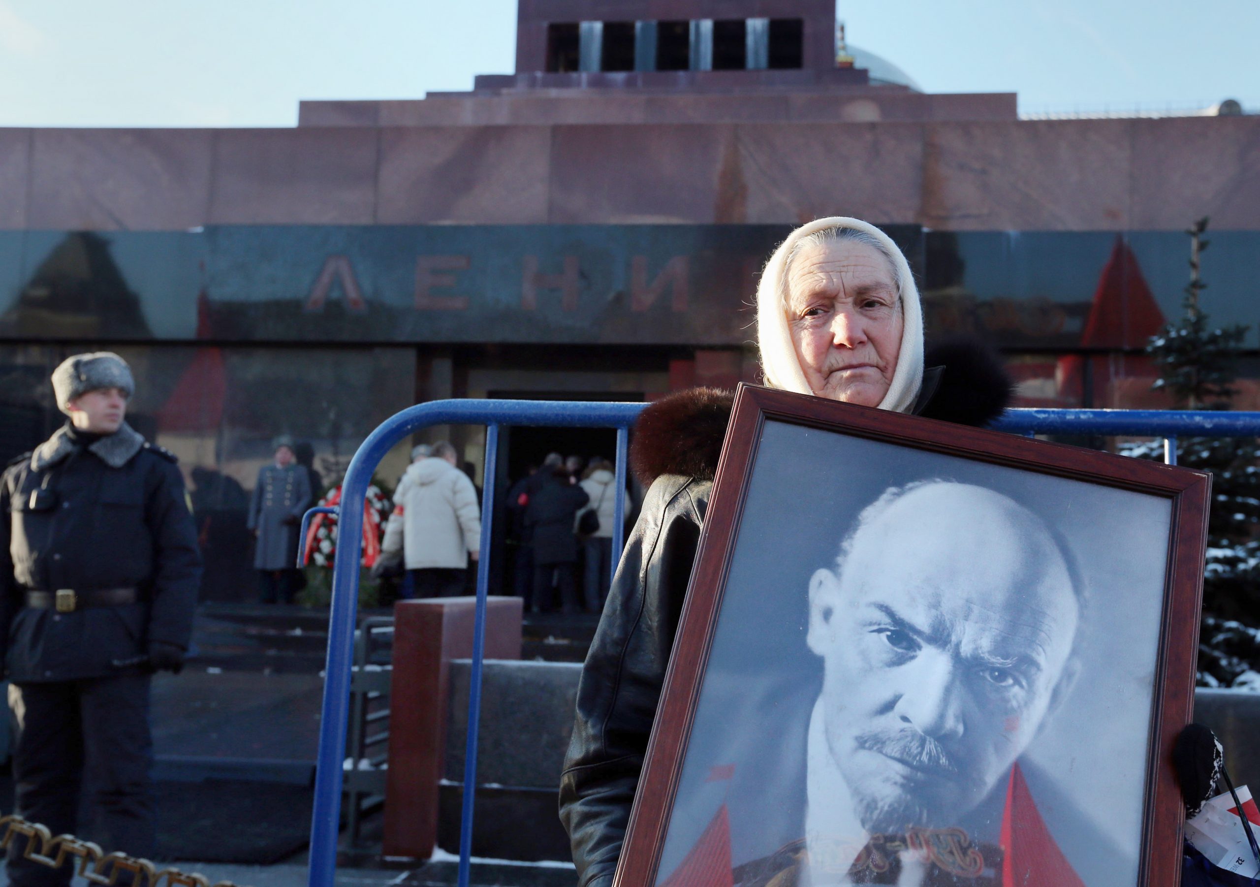 Женщина с портретом Ленина у мавзолея на мероприятии, посвященном 90-летию со дня его смерти. Фото ITAR-TASS/ Sergei Fadeichev/Scanpix/Leta