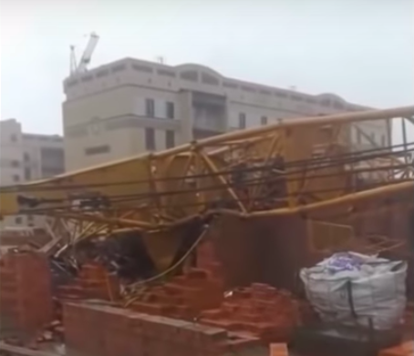 Ураган в Тюмени повалил строительные краны. Скриншот YouTube Погода от шефа