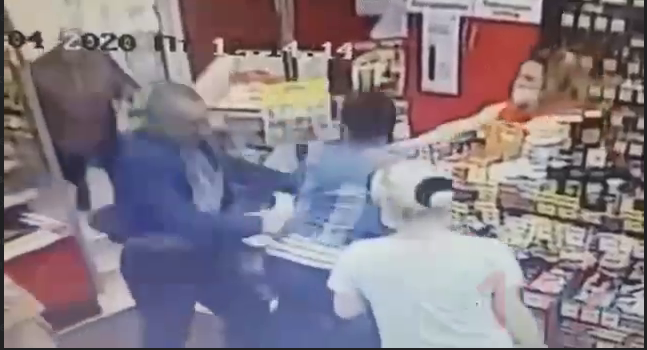 Житель Заинска нападает на свою жену в магазине. Скриншот видео Telegram-канал 112