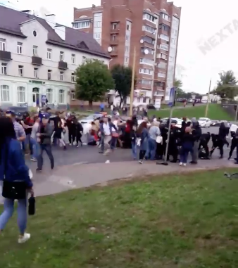 Разгон протестующих в Гродно. Скриншот видео Nexta