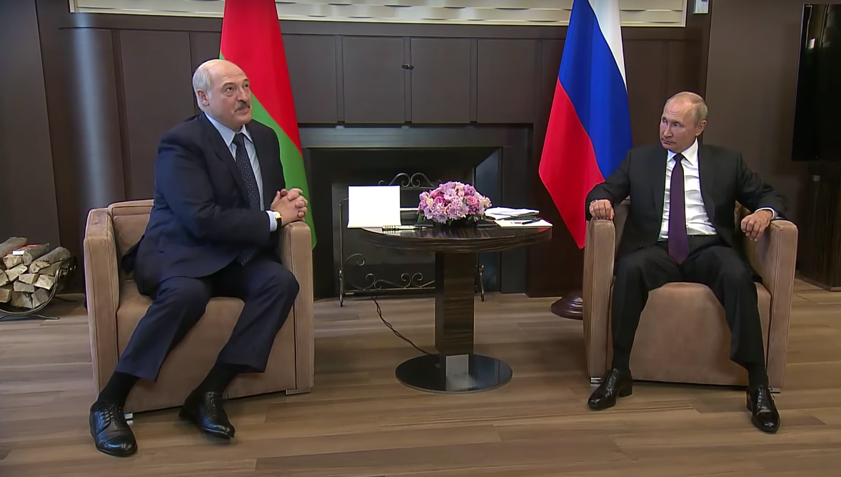 Александр Лукашенко и Владимир Путин на встрече в Сочи. Скриншот видео RT