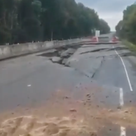 Дорога в Иркутской области после землетрясения. Скриншот Instagram @irinamamrukova0707