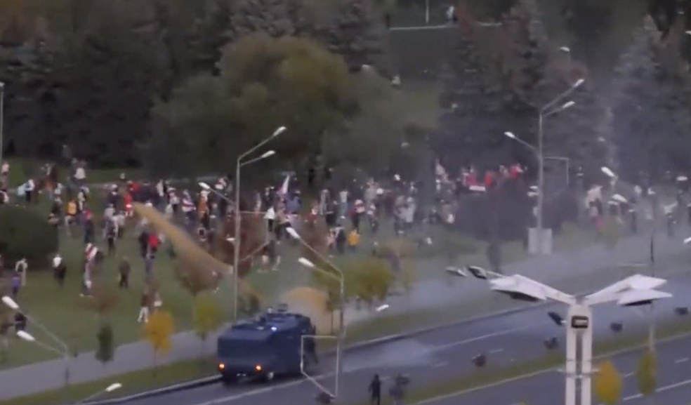 Разгон протестующих водометами в Минске. Скриншот Telegram-канал «Чай з малинавым варэннем»