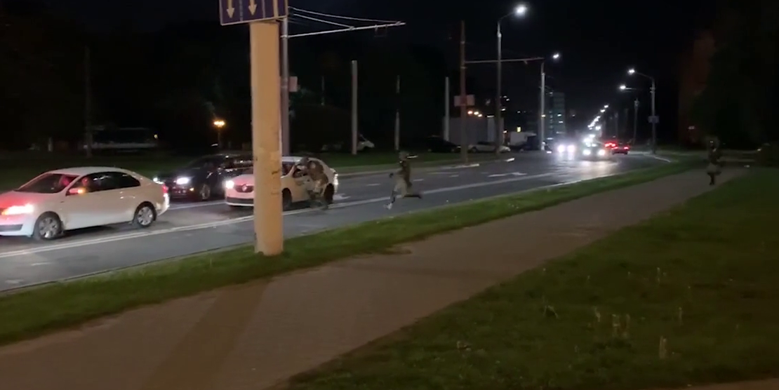 Силовики пытаются задержать такси. Скриншот видео Euroradio.
