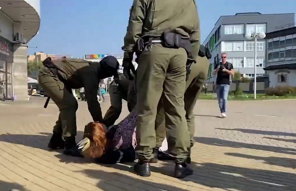Задержание участницы акции протеста на Комаровском рынке. Скриншот видео Tut.by
