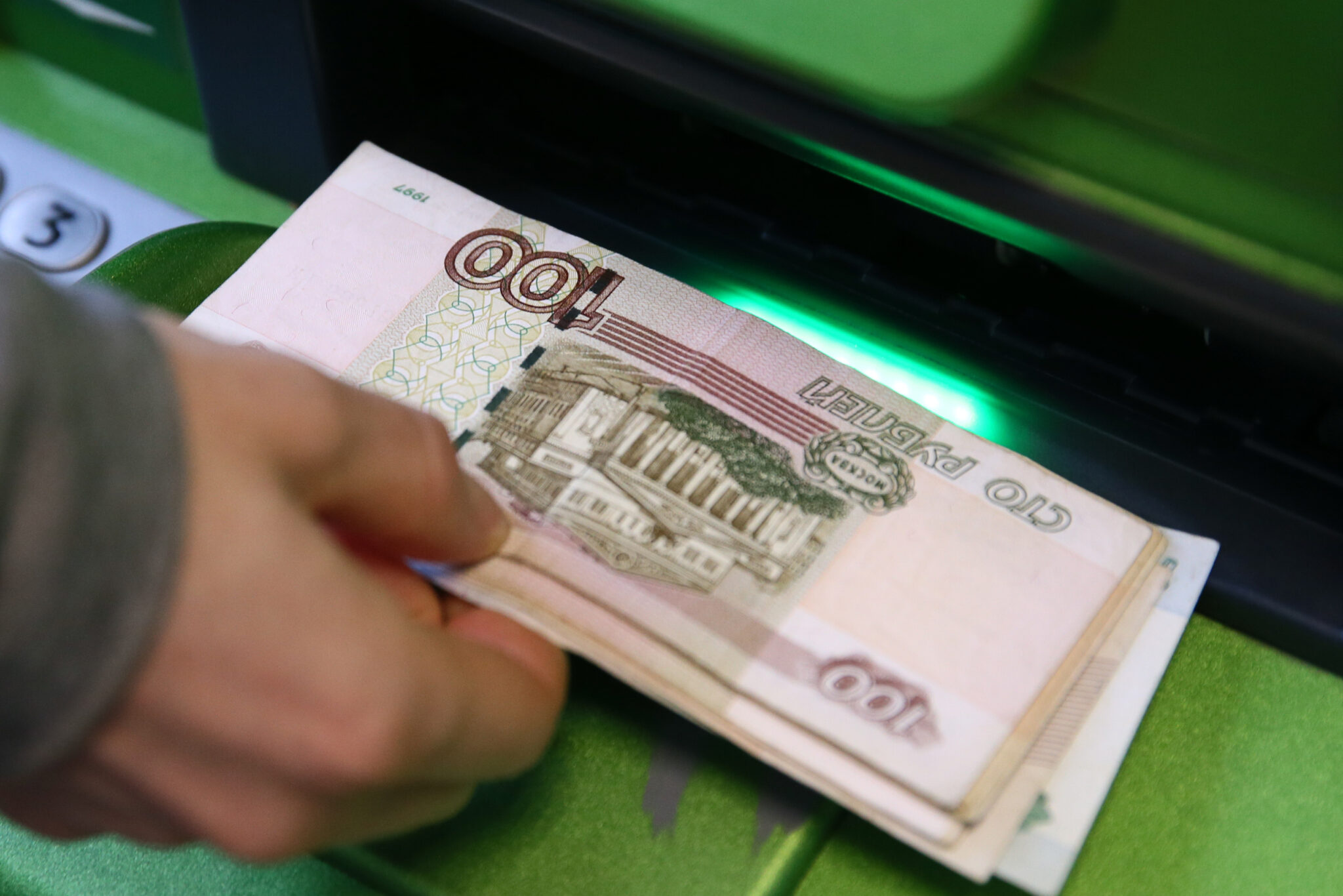 Снятие денег в банкомате. Фото Dmitry Feoktistov / TASS / Scanpix / Leta