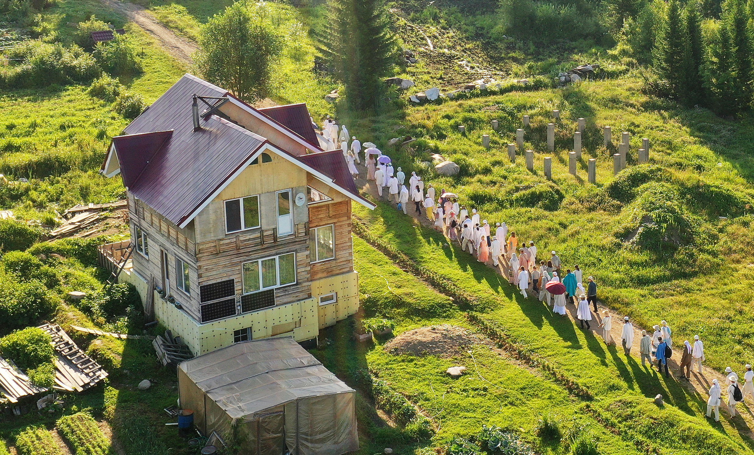 Последователи «Церкви последнего рассвета» идут на службу. Фото Alexander Ryumin/TASS/Scanpix/Leta
