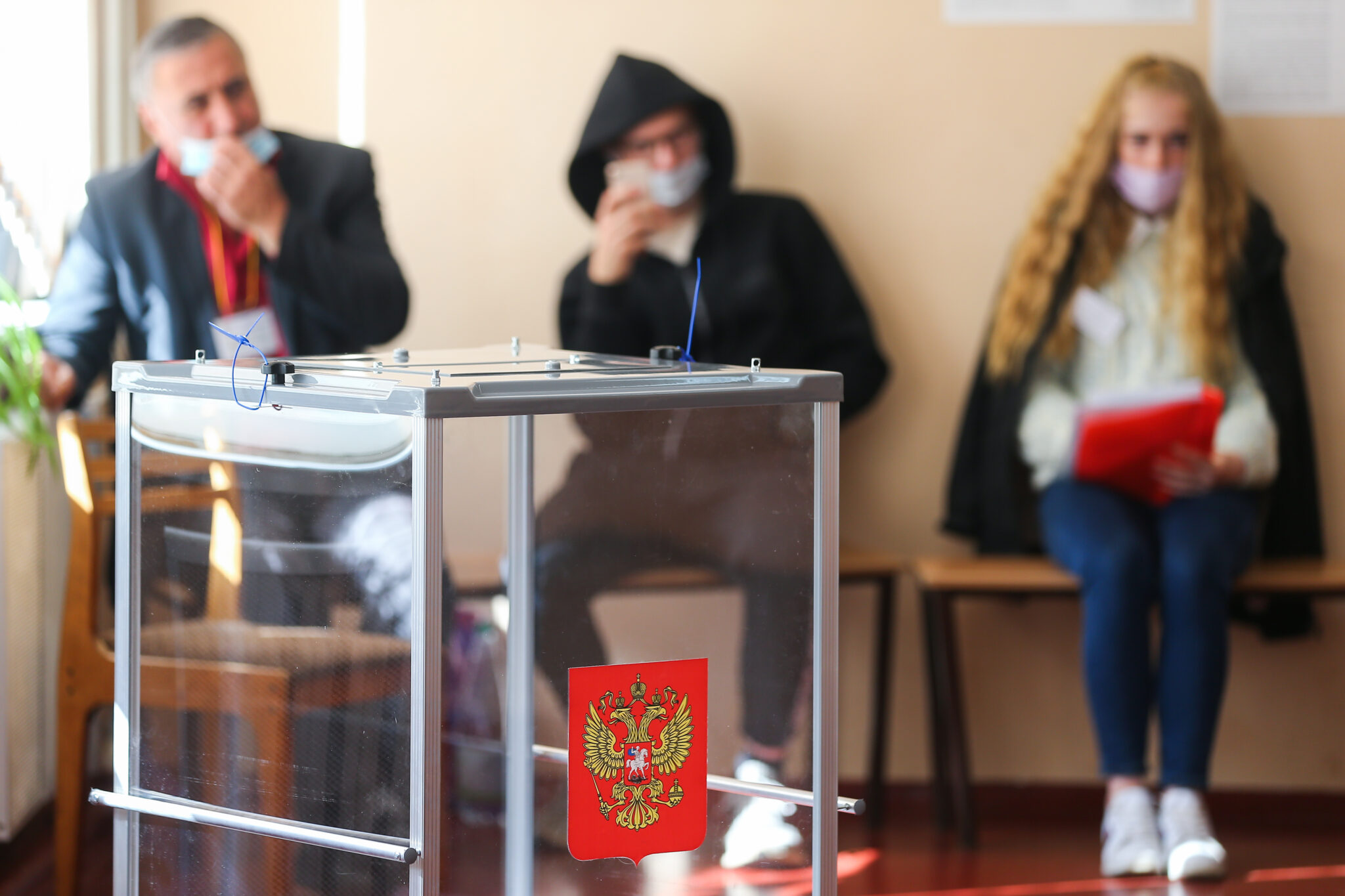 Наблюдатели перед избирательной урной. Фото Vladimir Smirnov / TASS / Scanpix / Leta