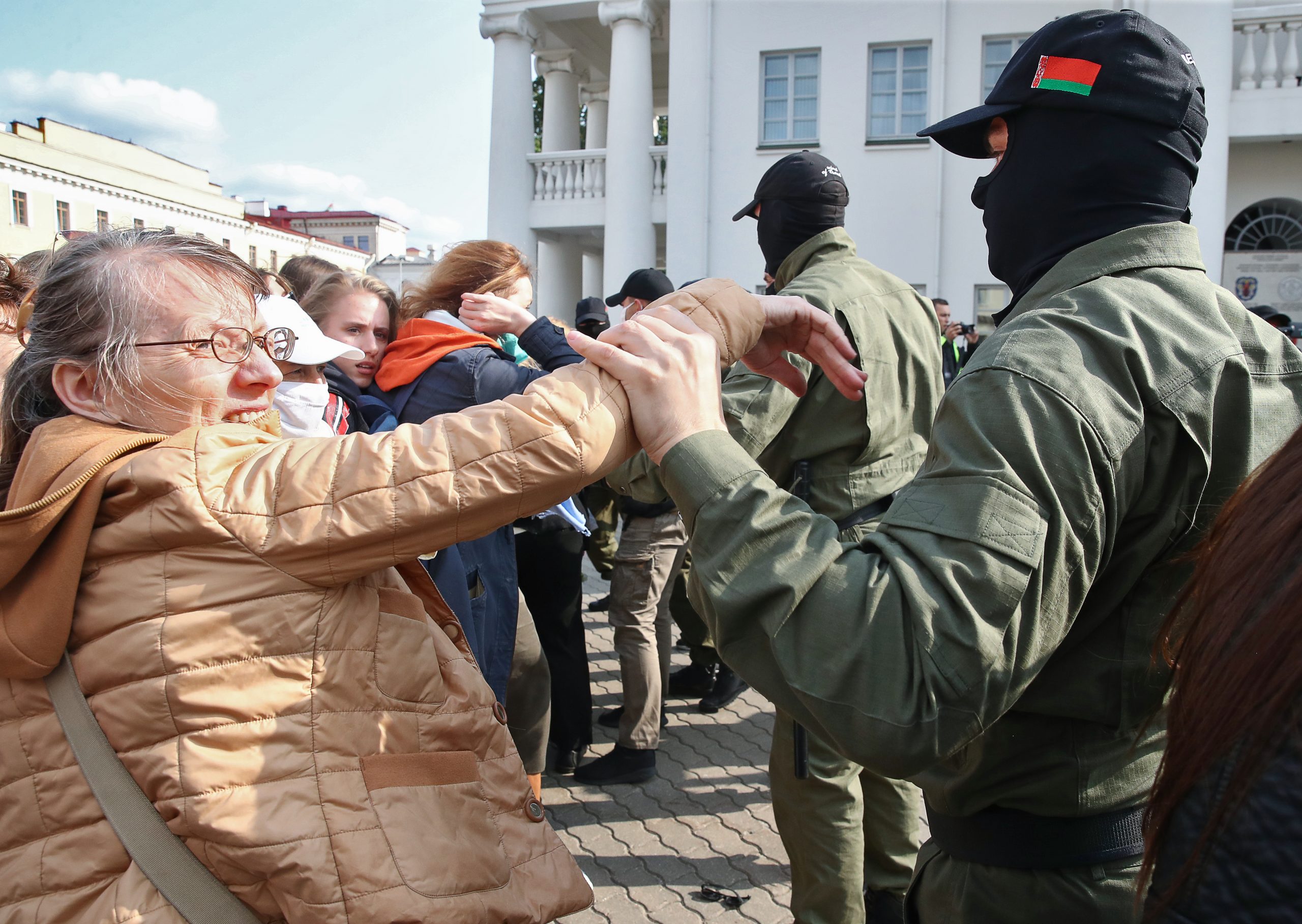Пожилая женщина оказывает сопротивление силовику. Фото Valery Sharifulin/TASS/Scanpix/Leta