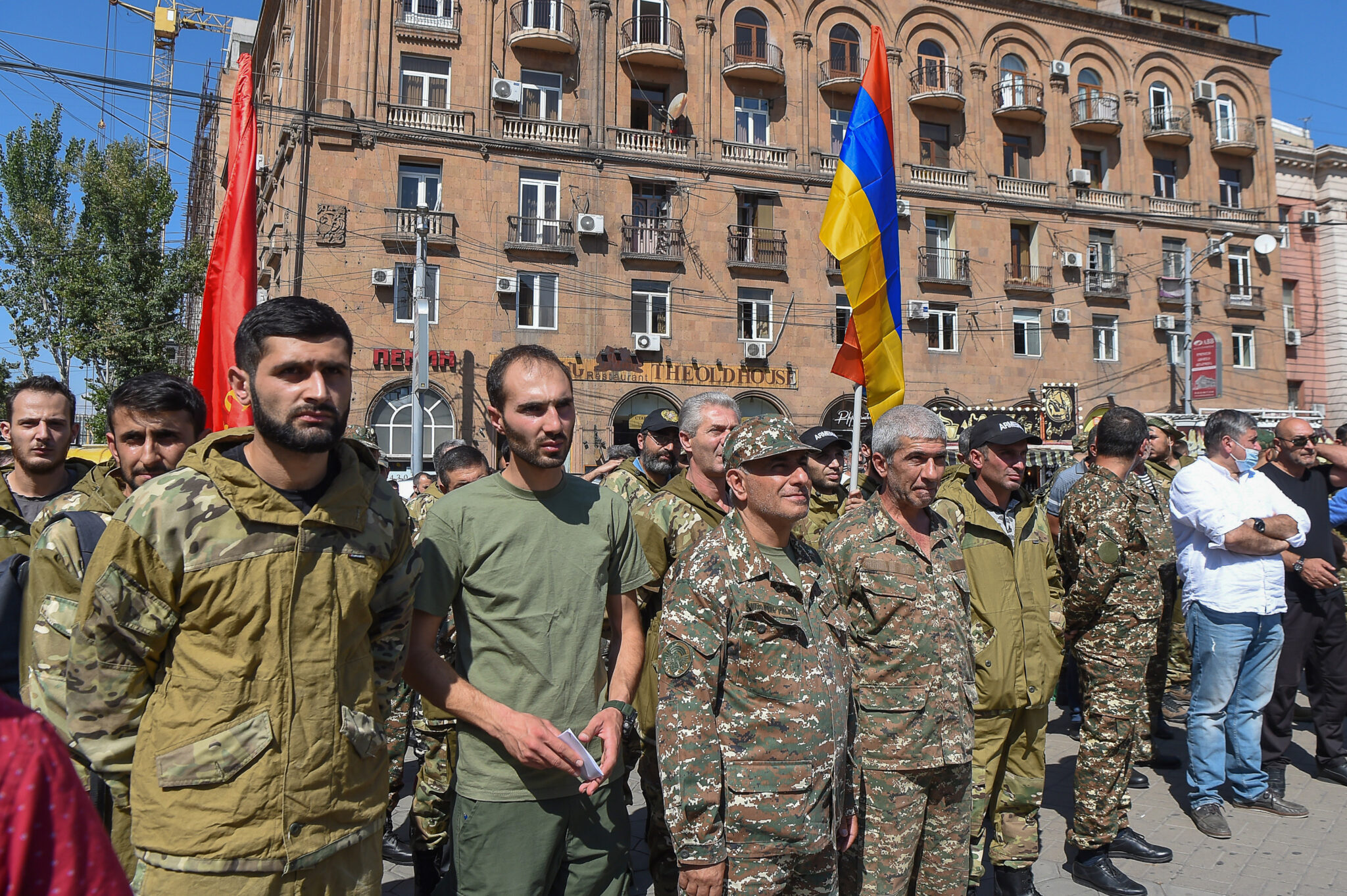 Военные и добровольцы готовятся выехать из Еревана в сторону Нагорного Карабаха. Фото  Melik Baghdasaryan/Photolure/TASS/Scanpix/Leta