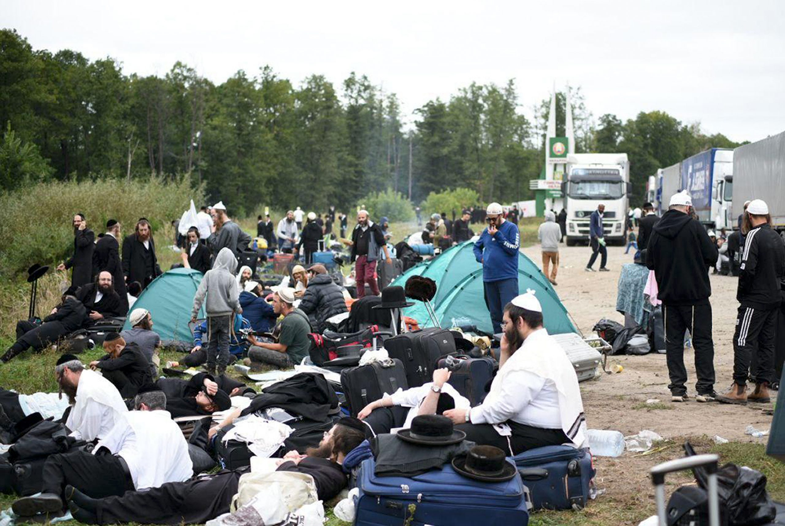 Верующие организовали стихийные лагеря у КПП. Фото AP via Tut.by/Scanpix/Leta 