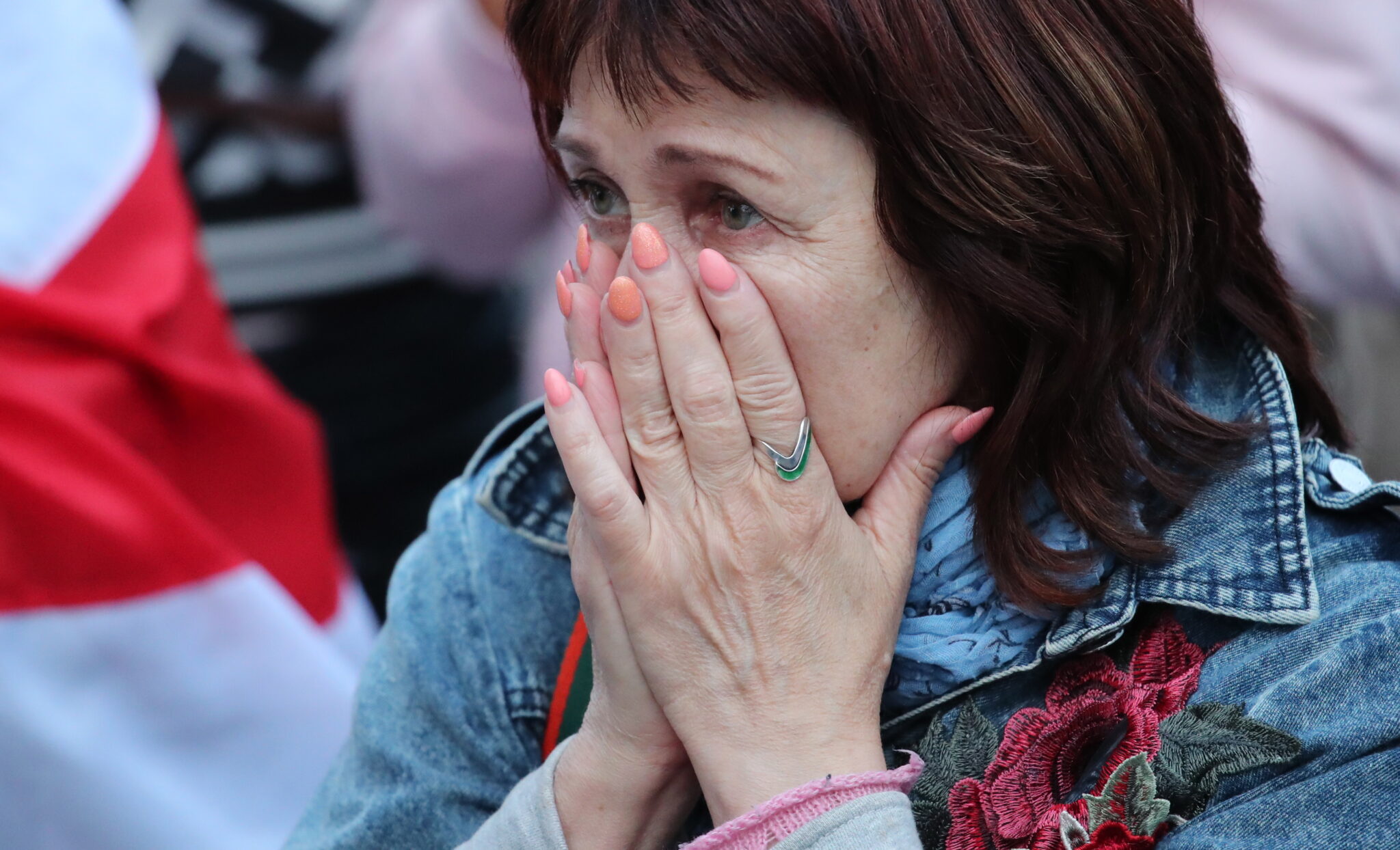 Женщина наблюдает за протестами в Минске, 26 августа 2020 г. Фото TATYANA ZENKOVICH / TASS / Scanpix / Leta