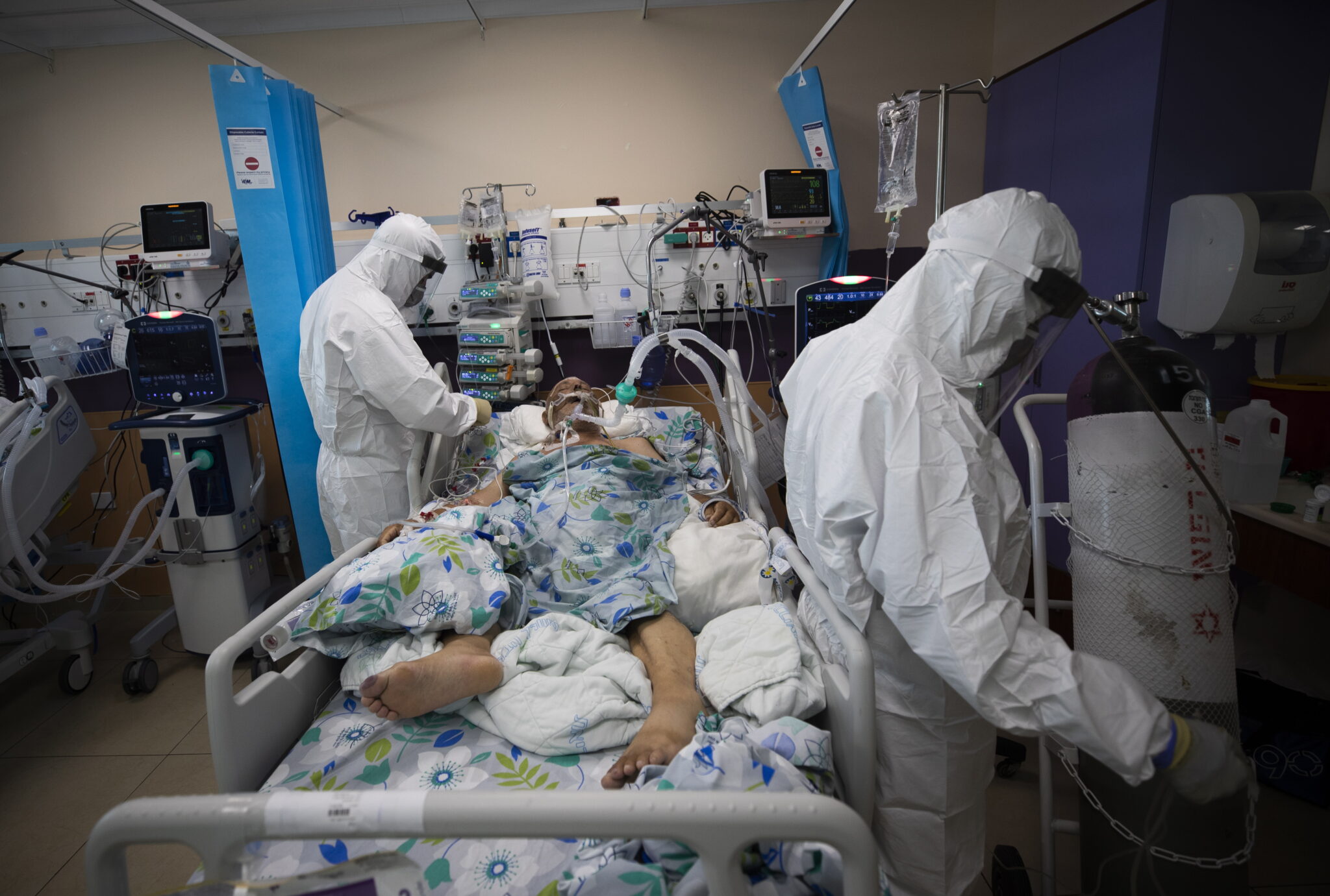 Врачи проводят осмотр больного с коронавирусом в одной из больниц Израиля. Фото EPA/ATEF SAFADI/Scanpix/Leta