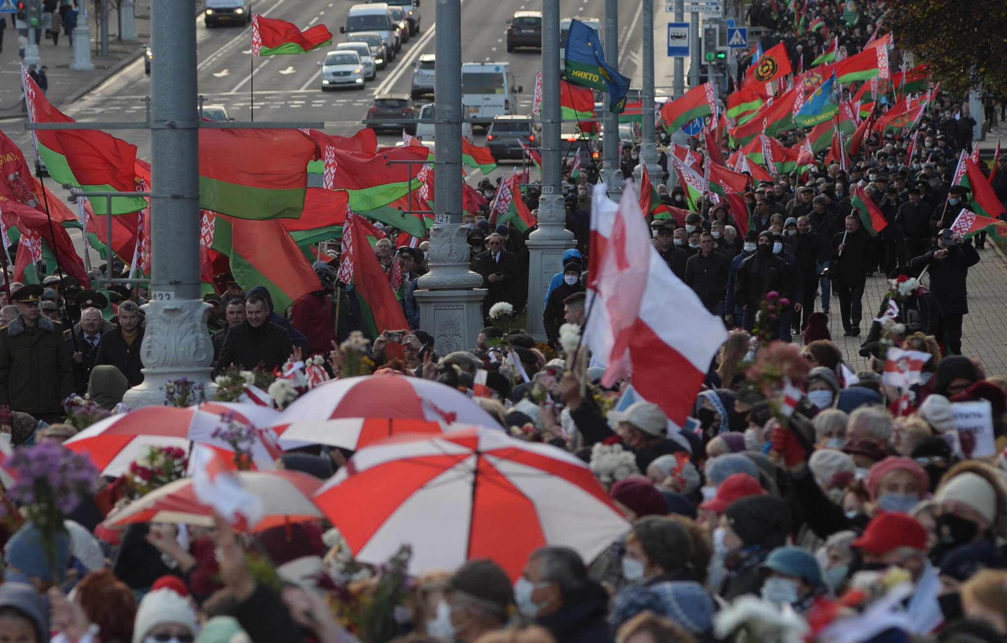 Марши сторонников и противников Лукашенко в Минске. Фото EPA/STR/Scanpix/Leta 