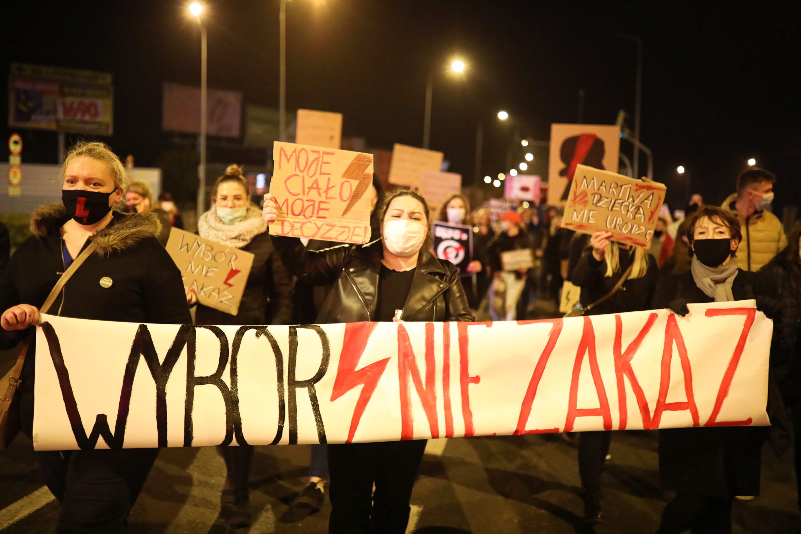 Участницы акции протеста в Варшаве. Фото EPA/SZYMON LABINSKI/Scanpix/Leta