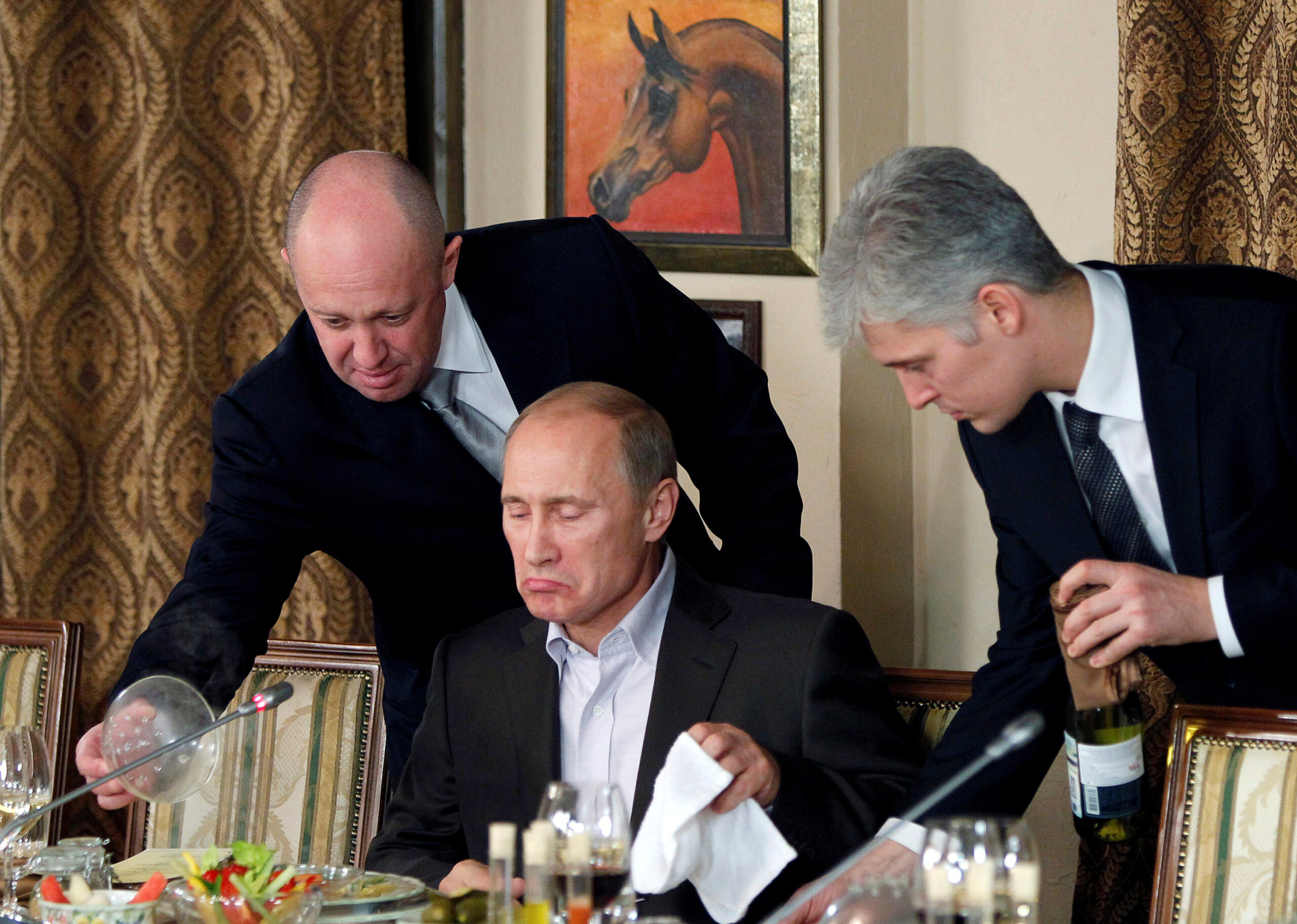 Евгений Пригожин (слева) и Владимир Путин на обеде с журналистами. Фото REUTERS/Misha Japaridze/Pool/File Photo/File Photo/Scanpix/Leta