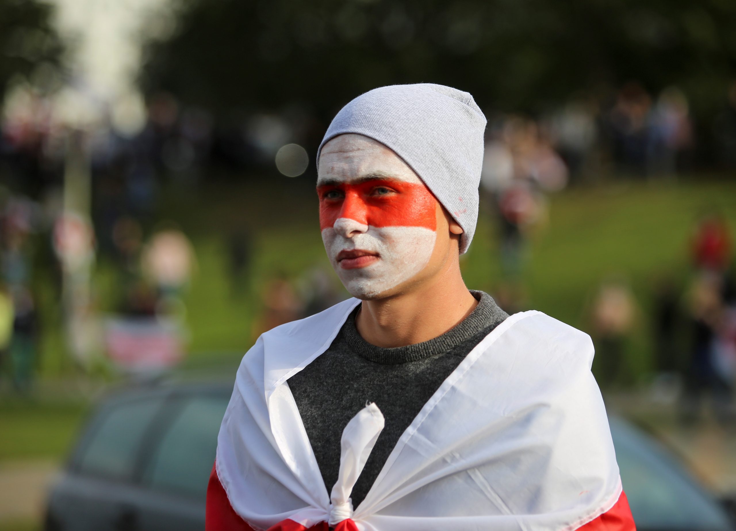 Участник акции протеста с оппозиционным флагом на лице. Фото REUTERS/Stringer/Scanpix/Leta