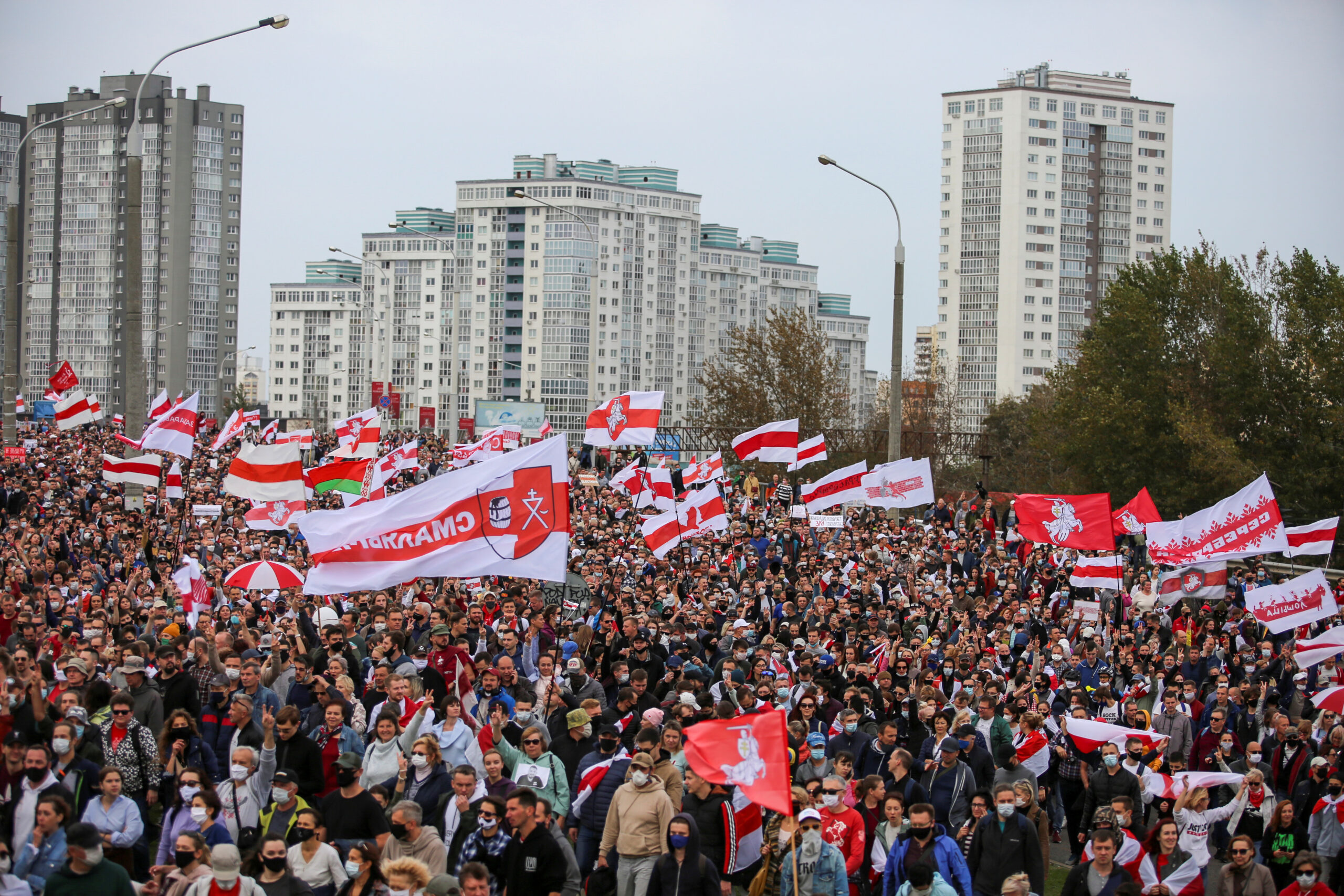 Толпа протестующих идет маршем по Минску. Фото REUTERS/Stringer/Scanpix/Leta